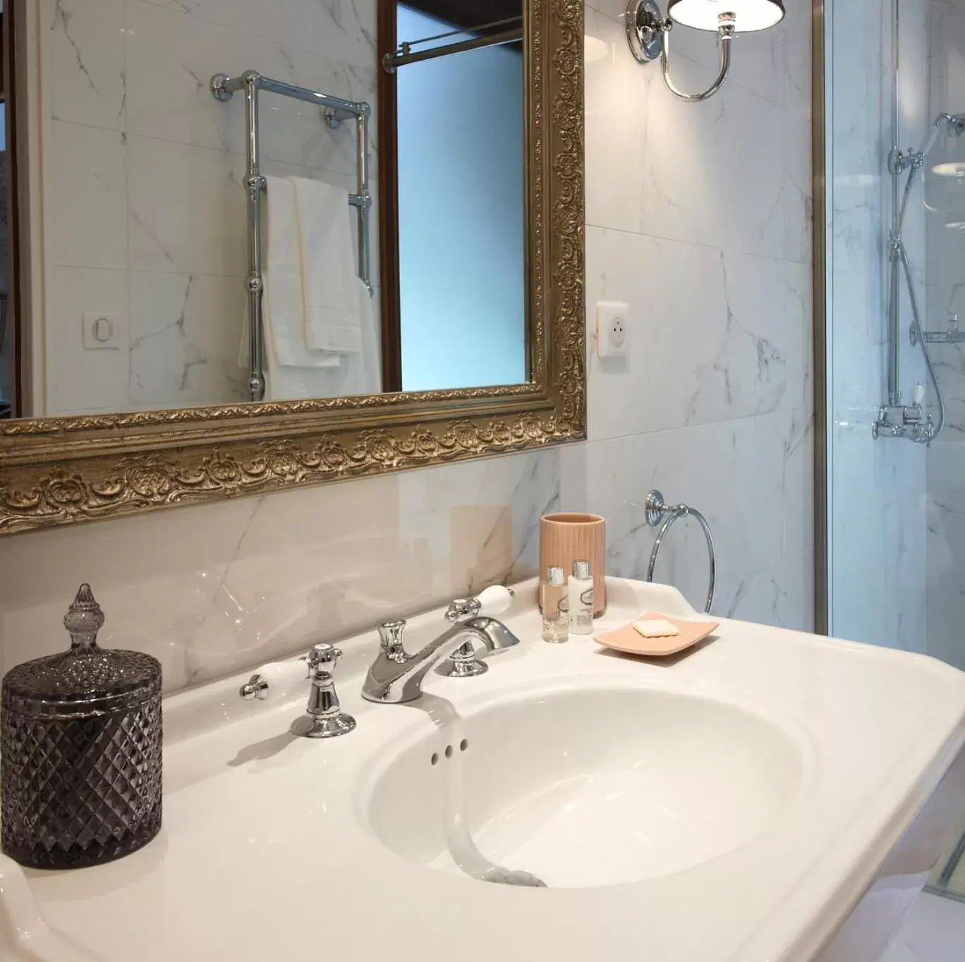 Bathroom in Chateau Pont Saint-Martin