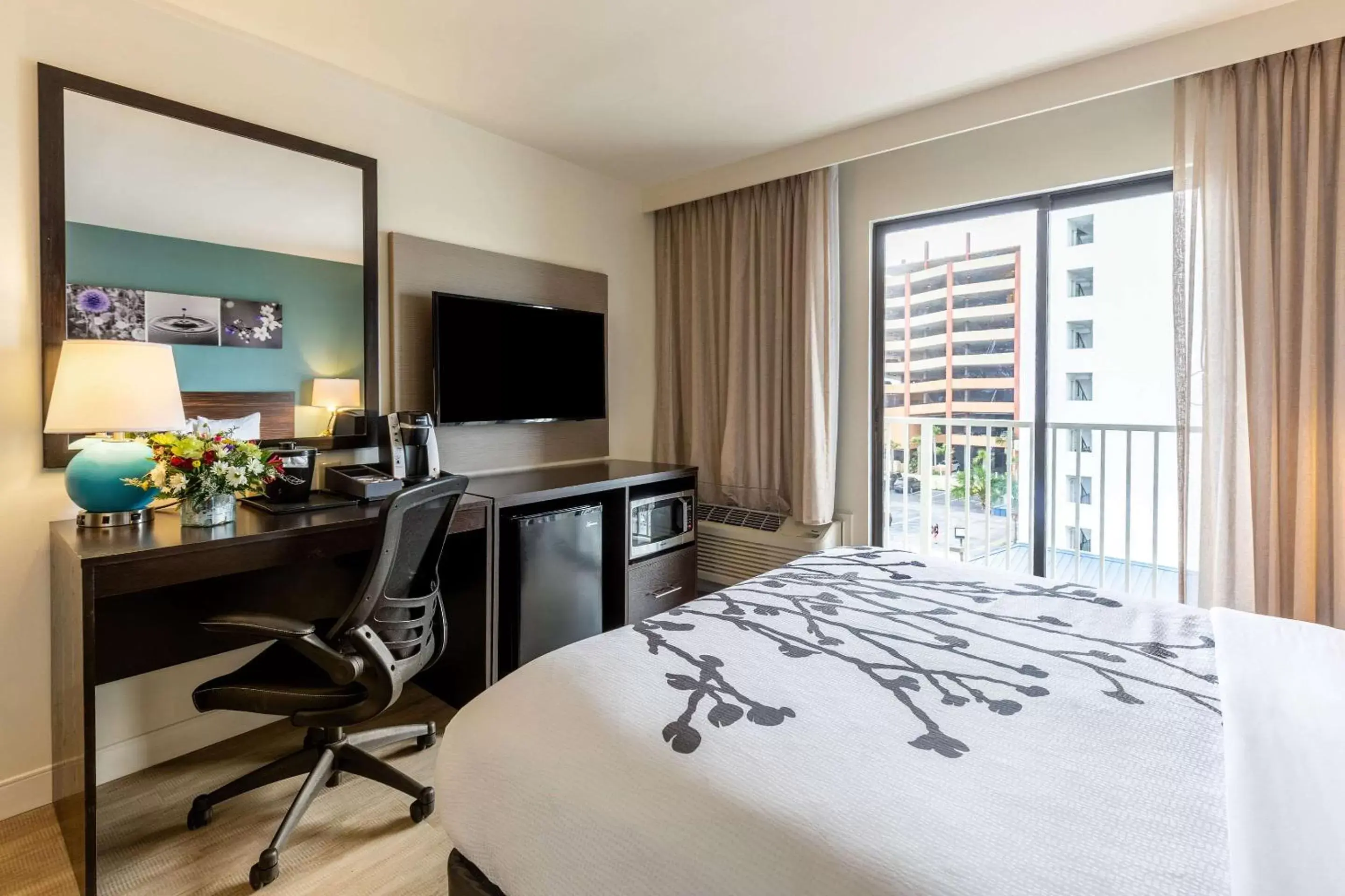 Bedroom, TV/Entertainment Center in Sleep Inn on the Beach