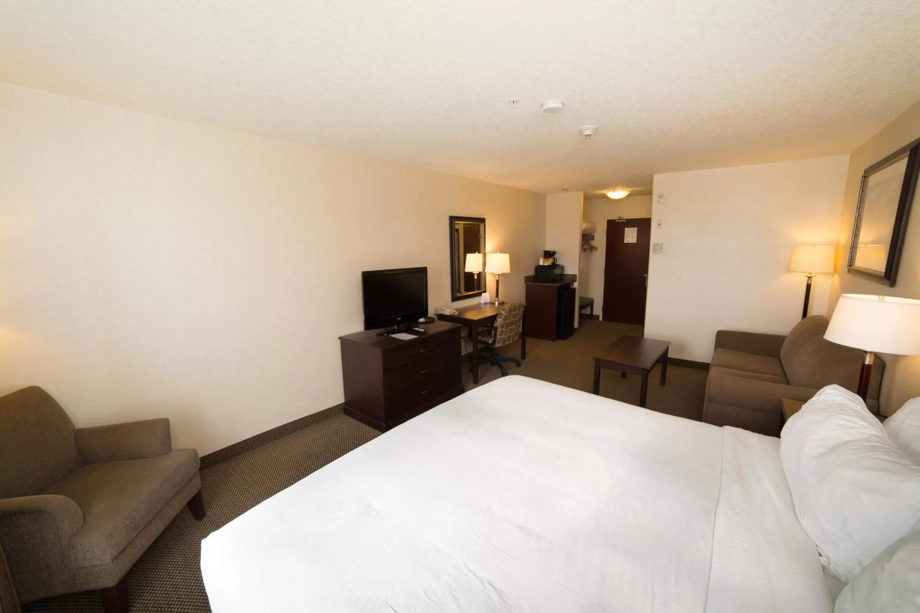 Bedroom, Bed in Holiday Inn Express & Suites Whitecourt by IHG