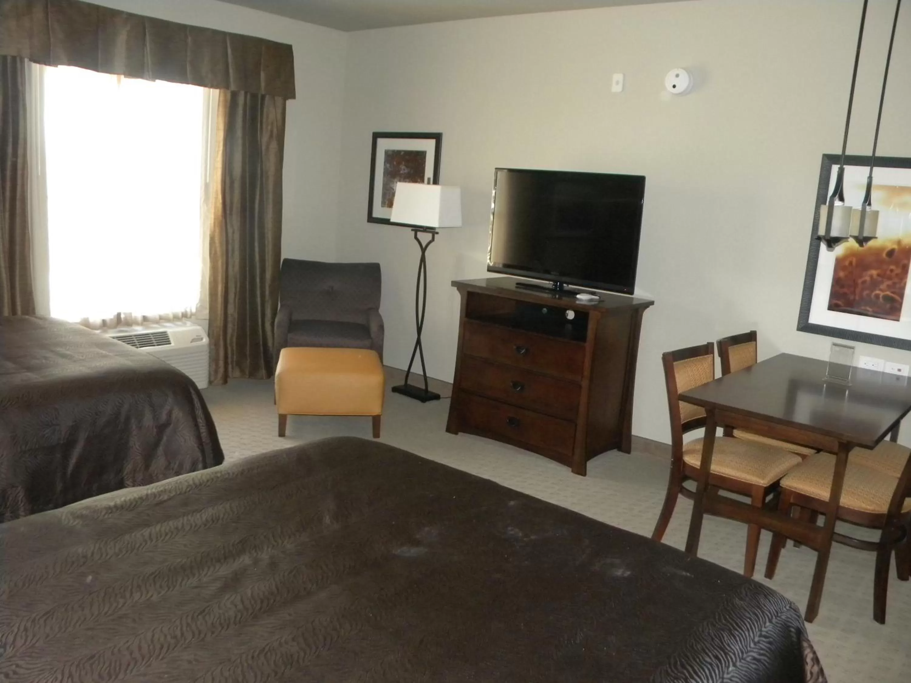 TV and multimedia, Bed in Teddy's Residential Suites Watford City