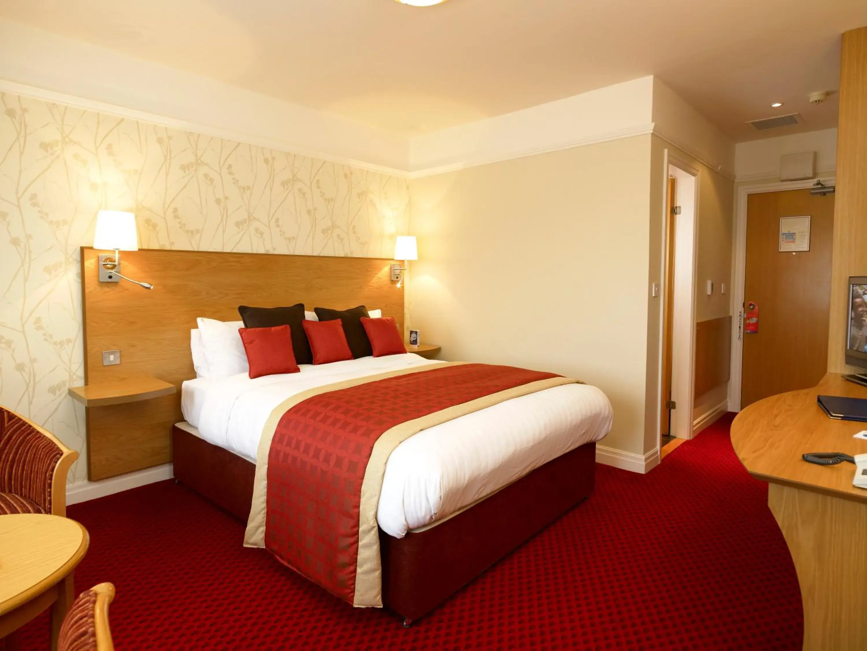 Photo of the whole room, Bed in Best Western Plus Milford Hotel