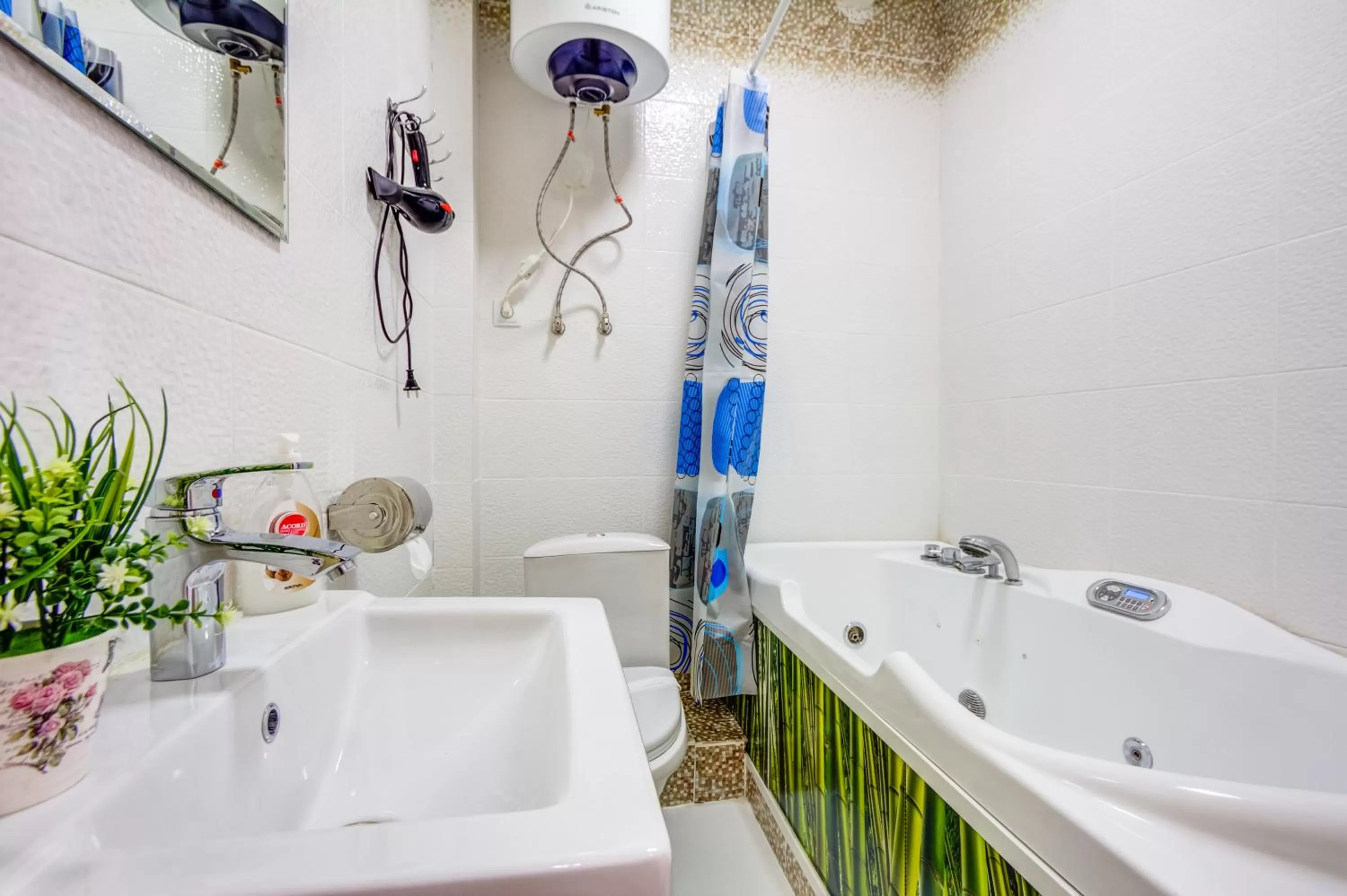 WHITE HOTEL & HOSTEL