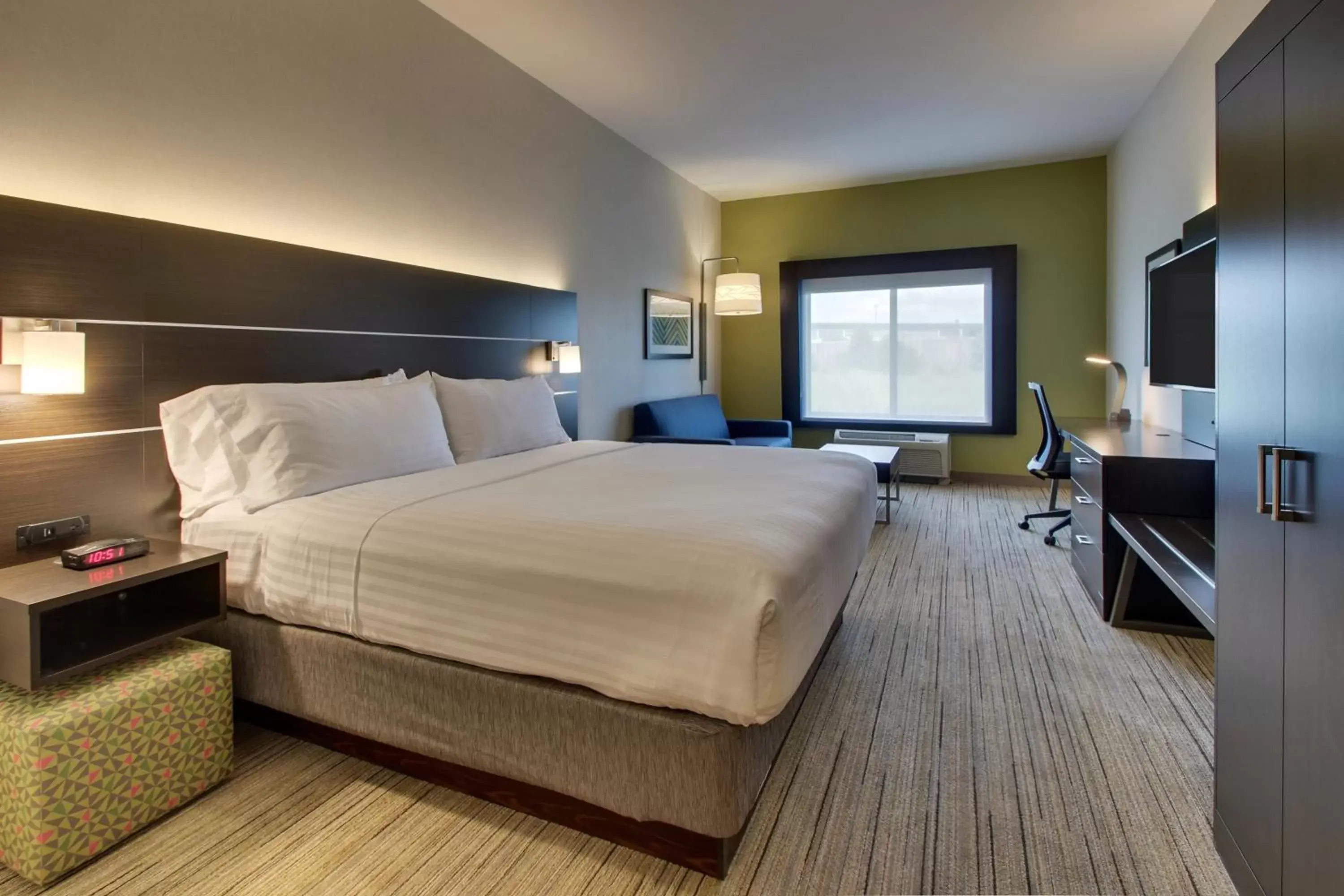 Bedroom, Bed in Holiday Inn Express Hotel & Suites Morris, an IHG Hotel