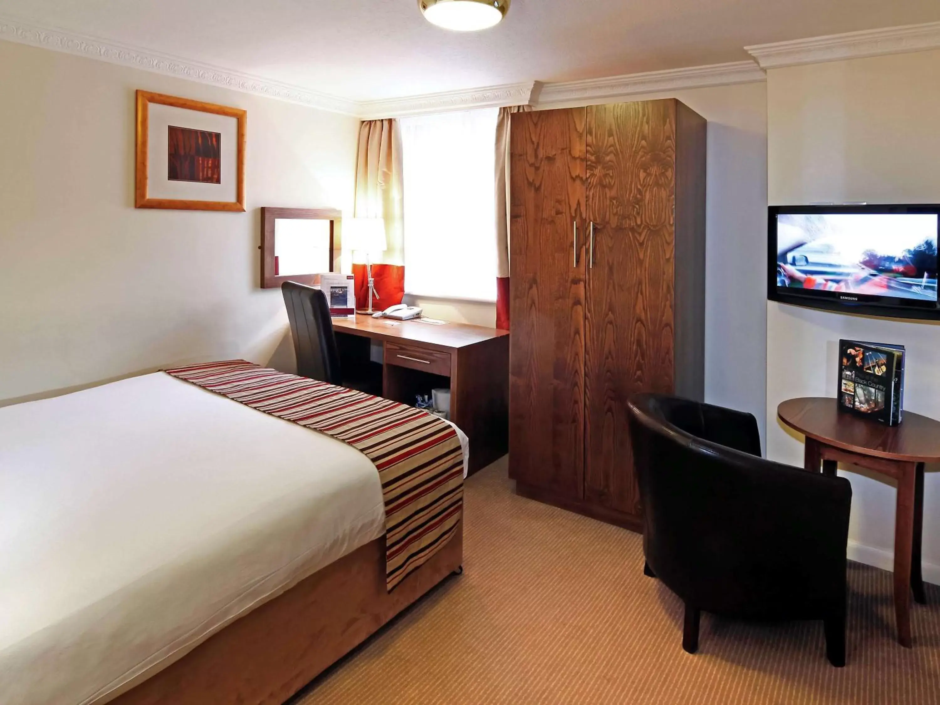 Photo of the whole room, TV/Entertainment Center in Mercure London Bloomsbury Hotel