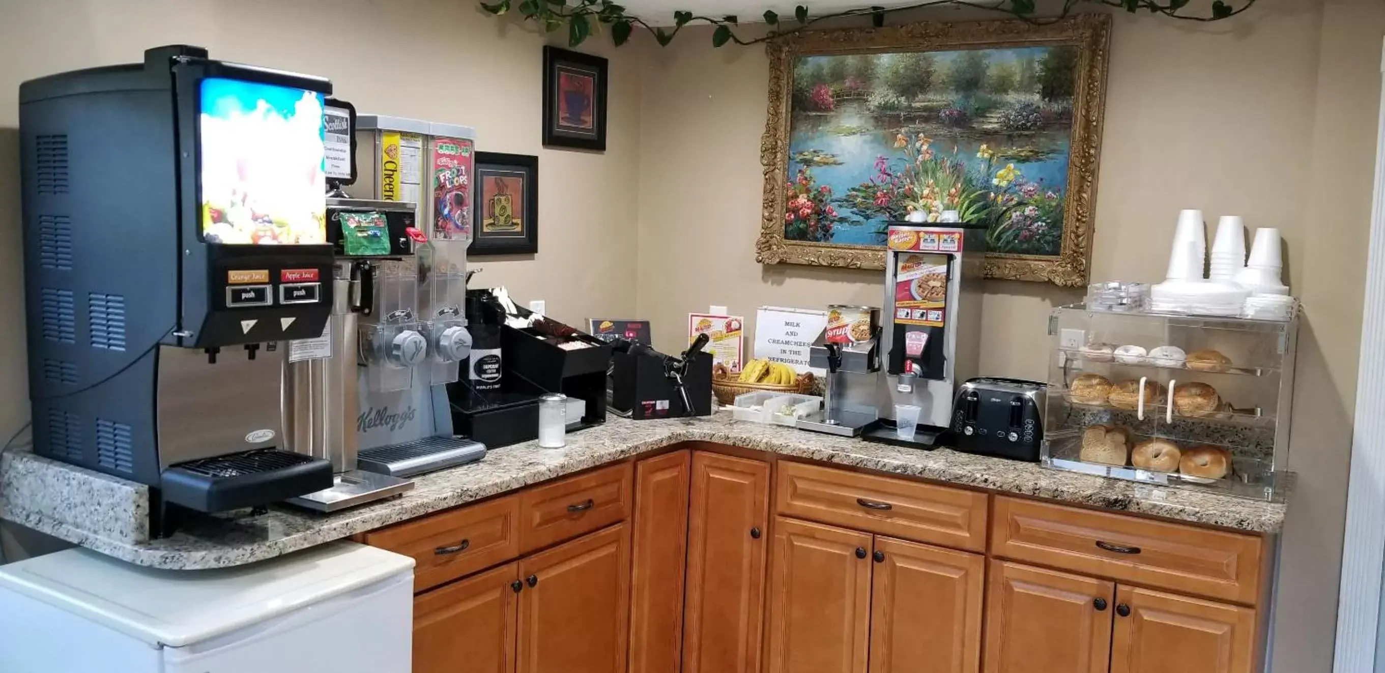 Kitchen/Kitchenette in Scottish Inns Sturbridge