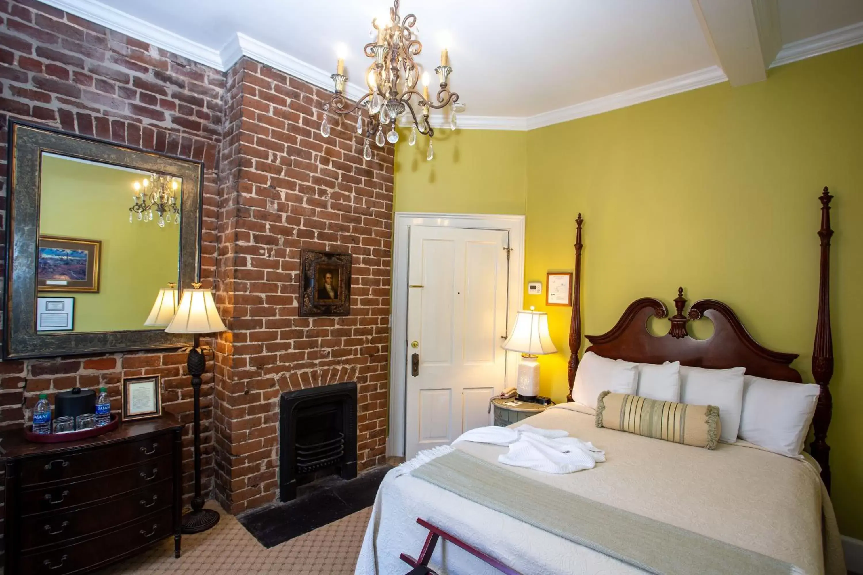 Photo of the whole room, Bed in Eliza Thompson House, Historic Inns of Savannah Collection