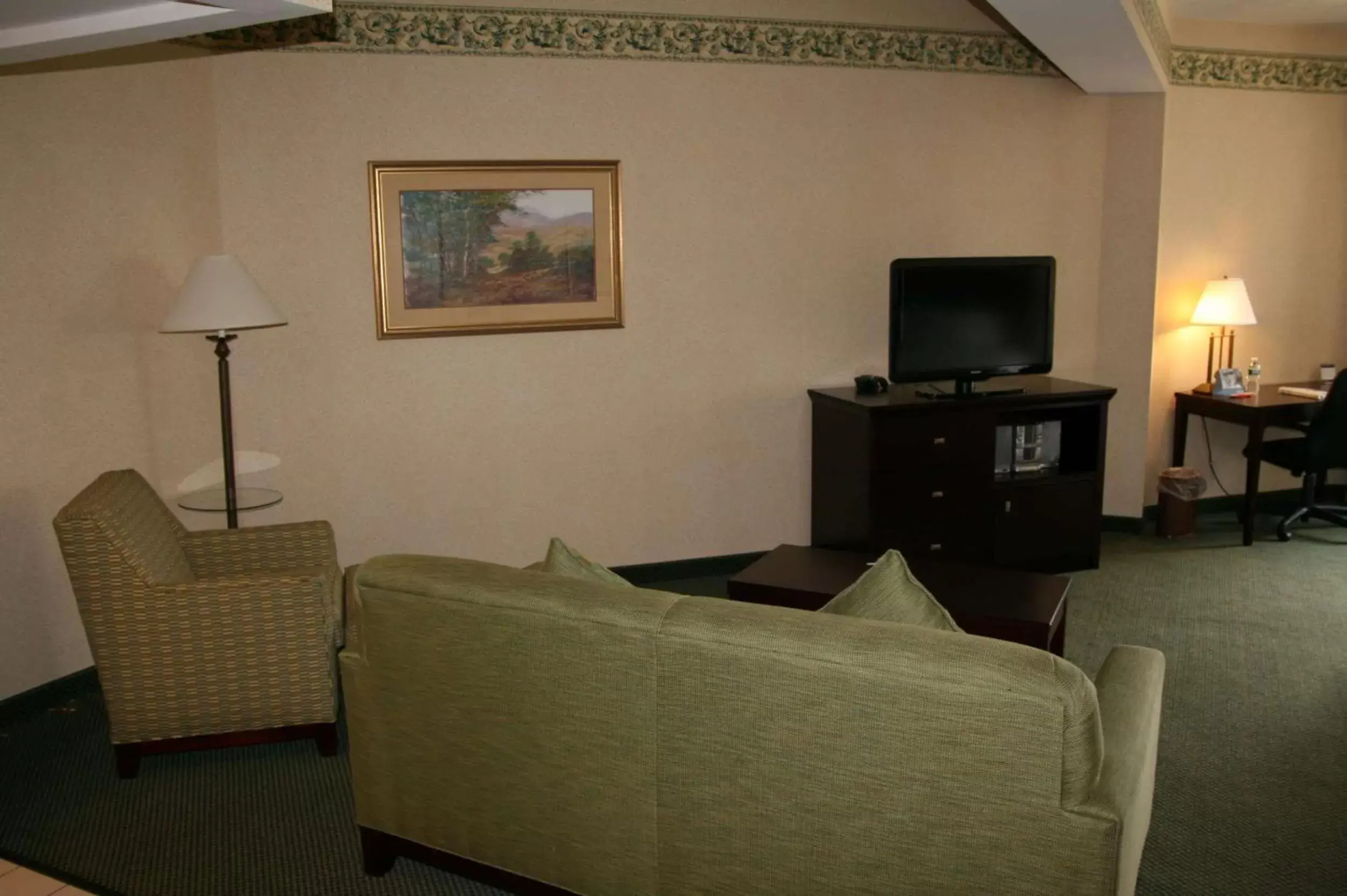 Living room, Seating Area in Hampton Inn Burlington - Colchester