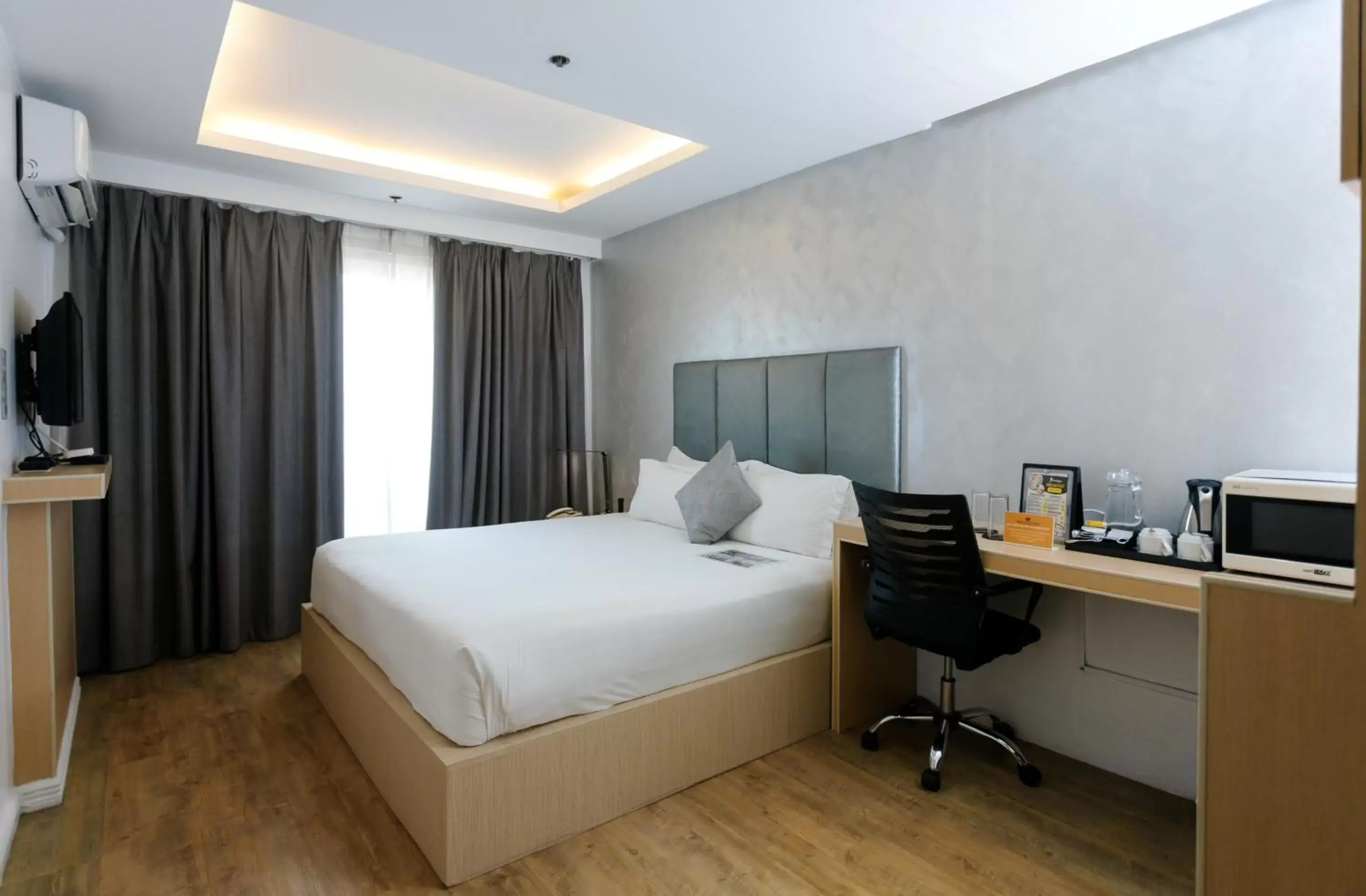 Bedroom, Bed in Regency Grand Suites