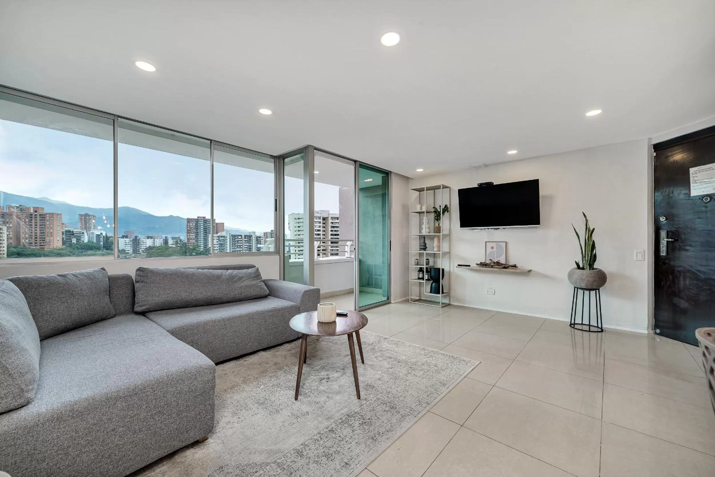 Living room in Apartamentos Poblado Alejandría by HOUSY HOST