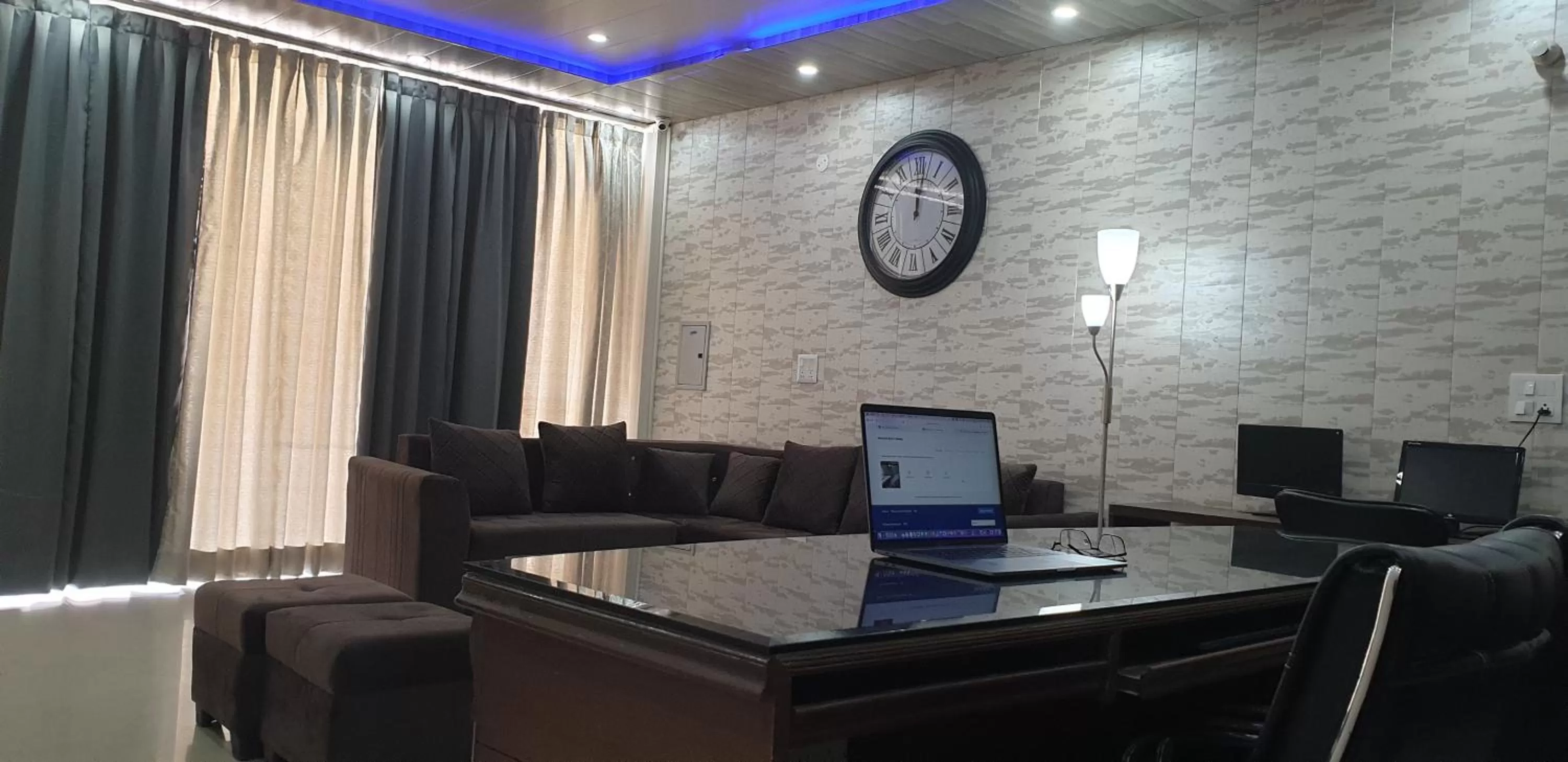 Living room in Maple Leaf Hotel