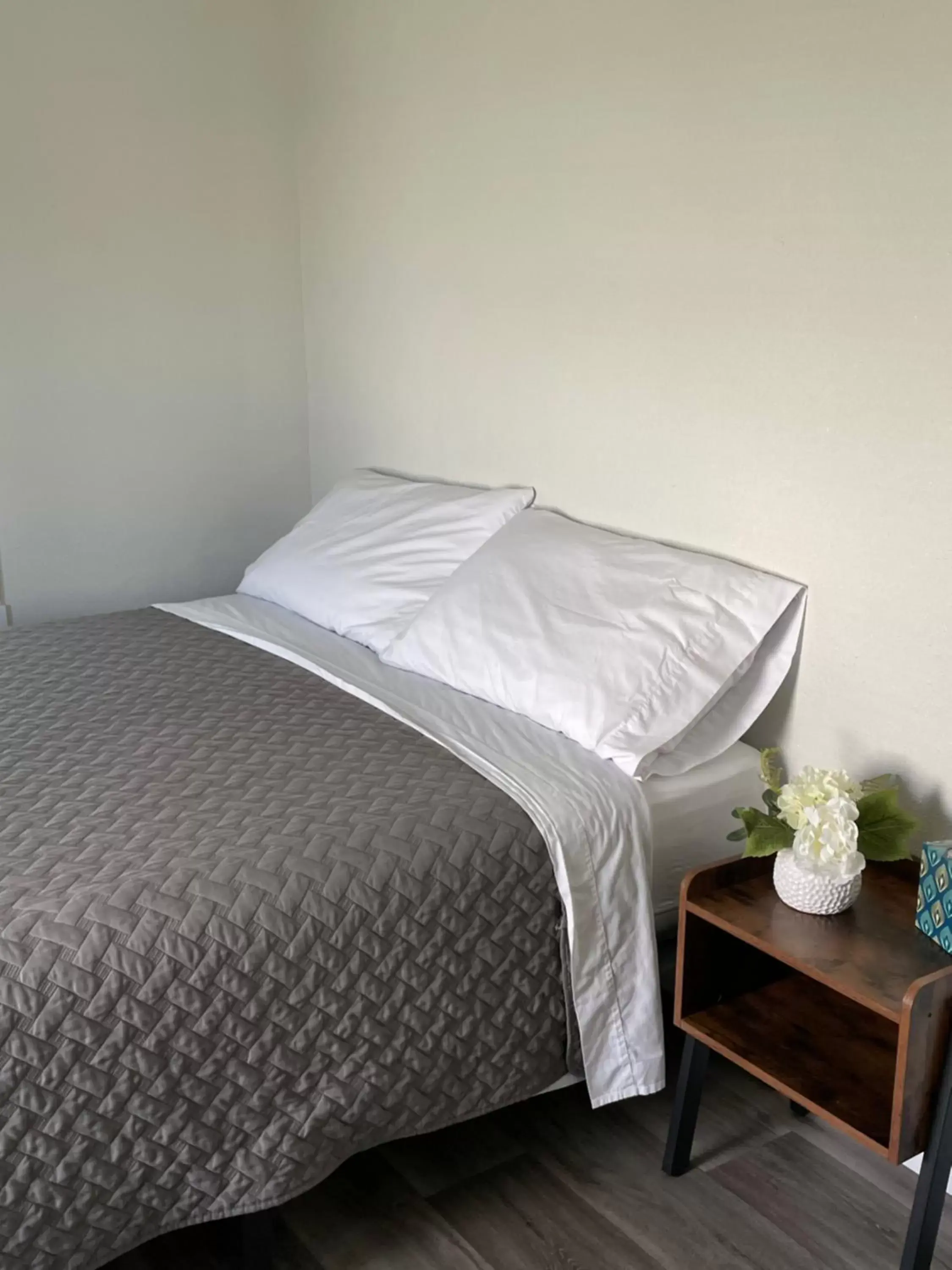 Bed in East Side Motel & Cabins Bed in East Side Motel & Cabins