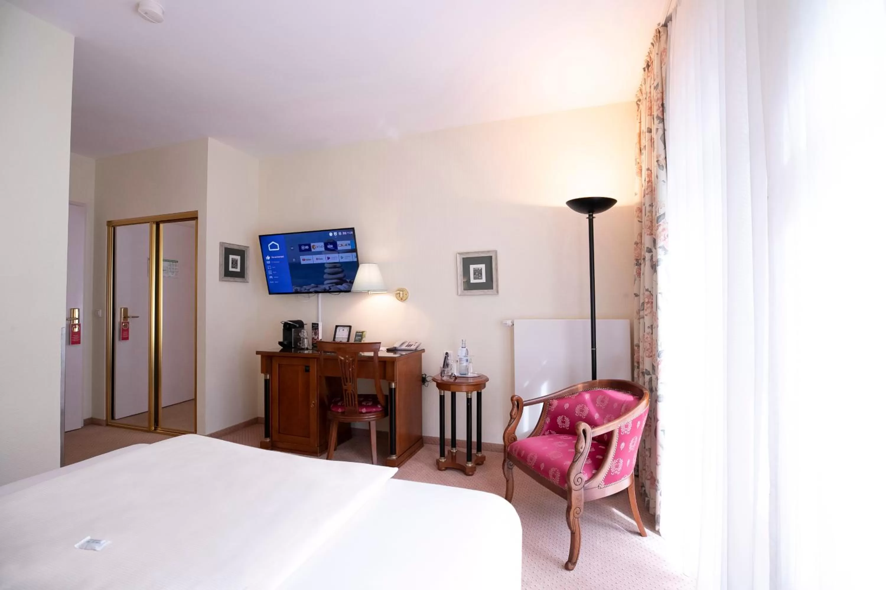 Photo of the whole room, Bed in Kurhaus am Inselsee