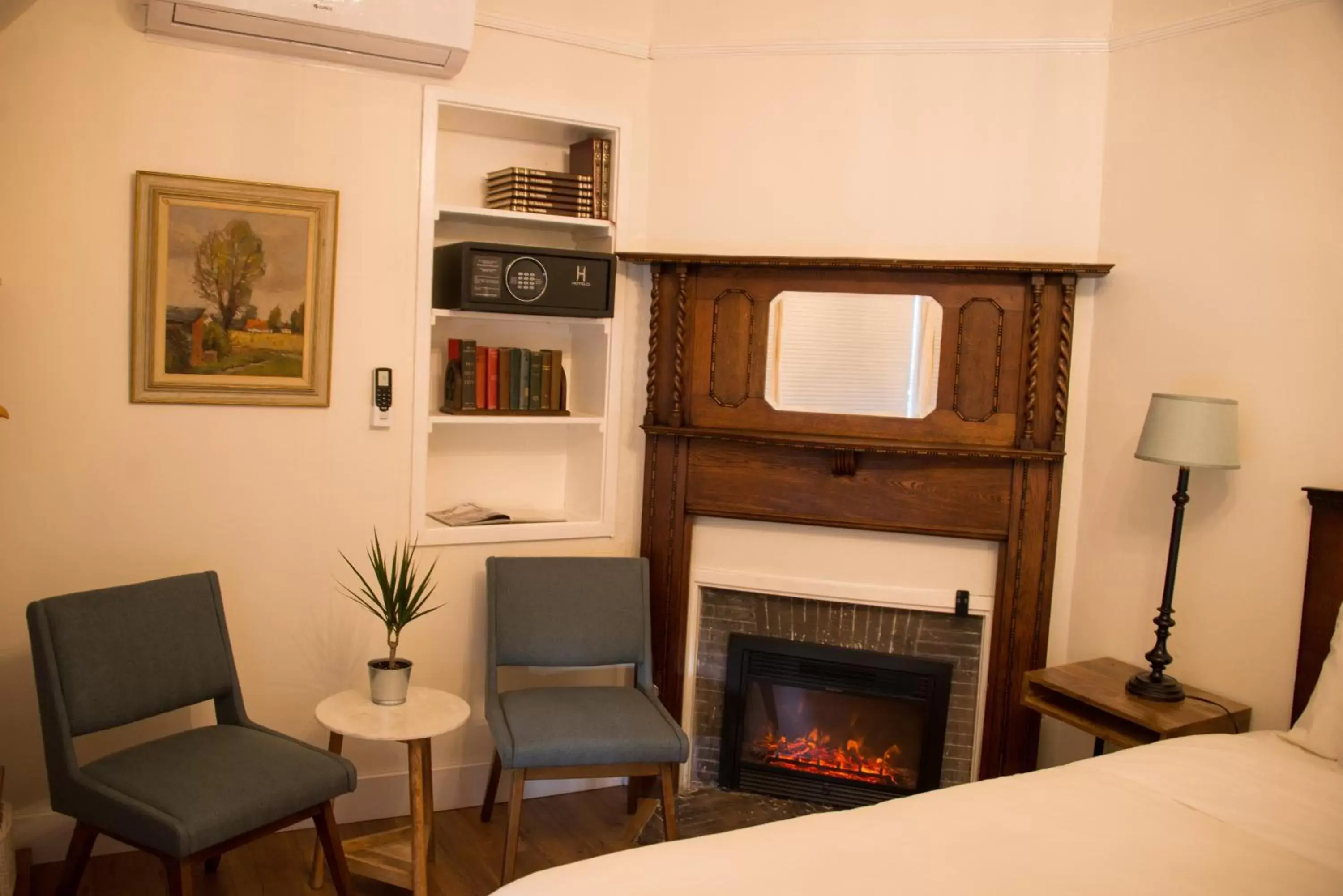 Seating Area in Cedar Gables Inn