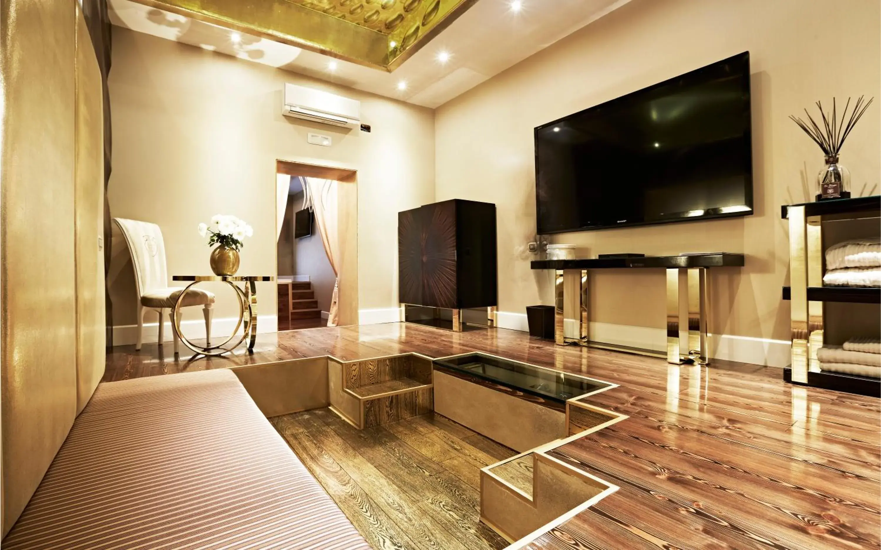 TV and multimedia, TV/Entertainment Center in Spagna Royal Suite