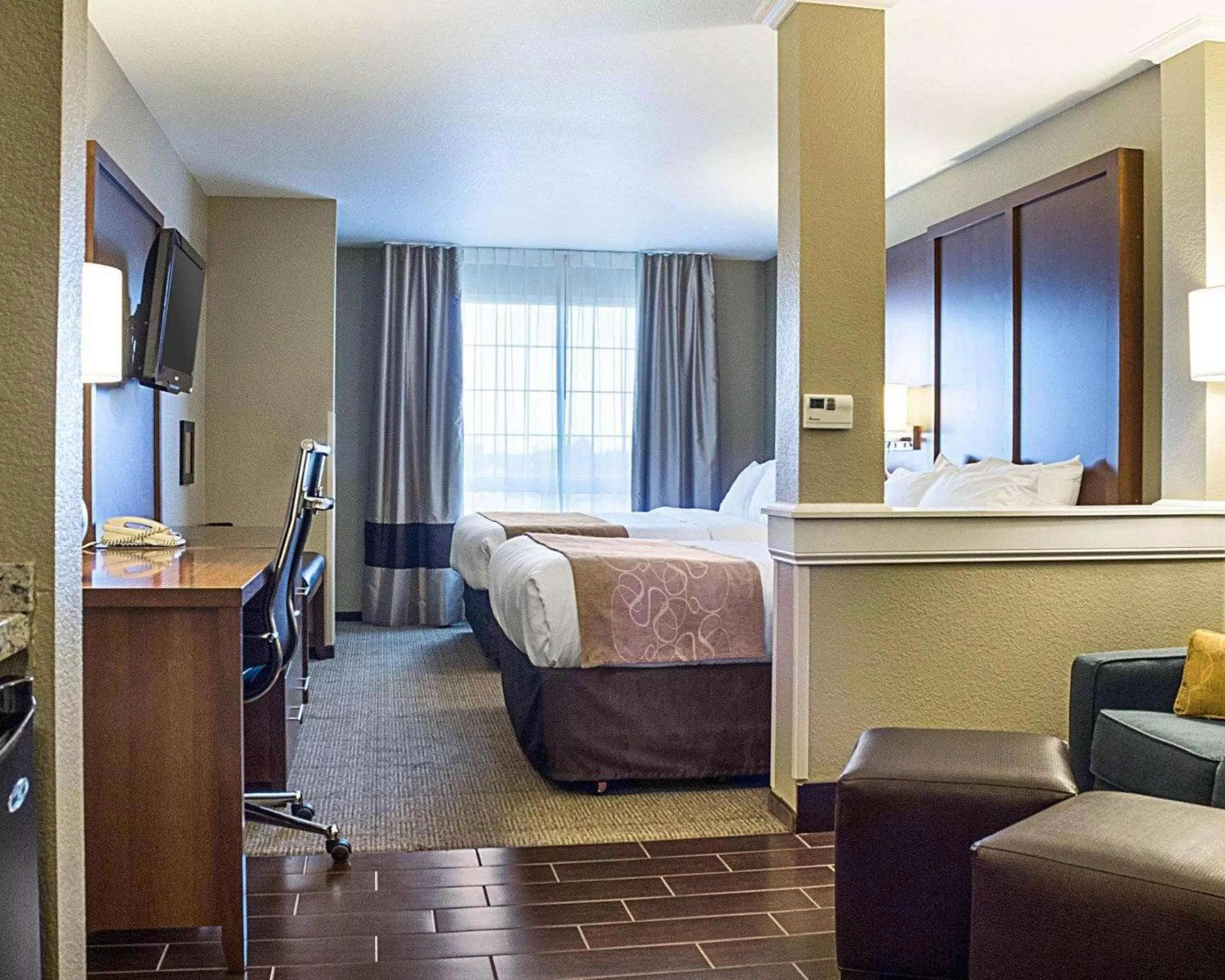 Photo of the whole room, Bed in Comfort Suites Minot South