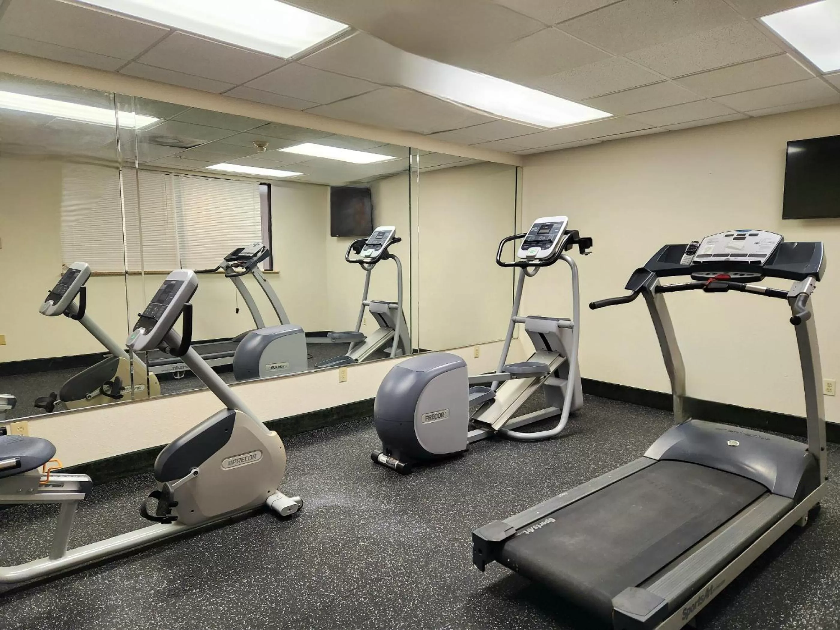 Fitness centre/facilities in Days Inn & Suites by Wyndham Houston North/Aldine