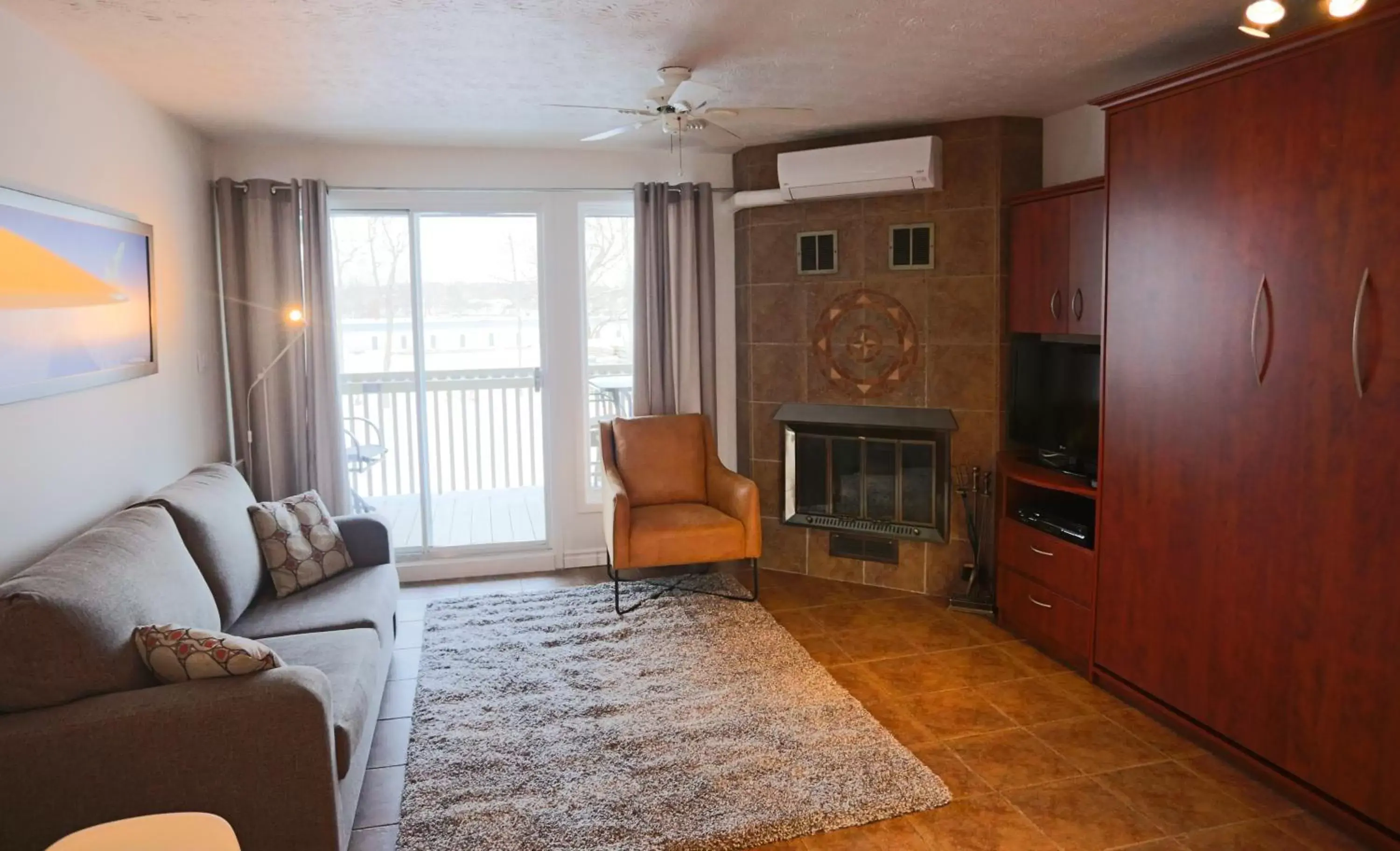 TV and multimedia, Seating Area in Magog Waterfront Condo