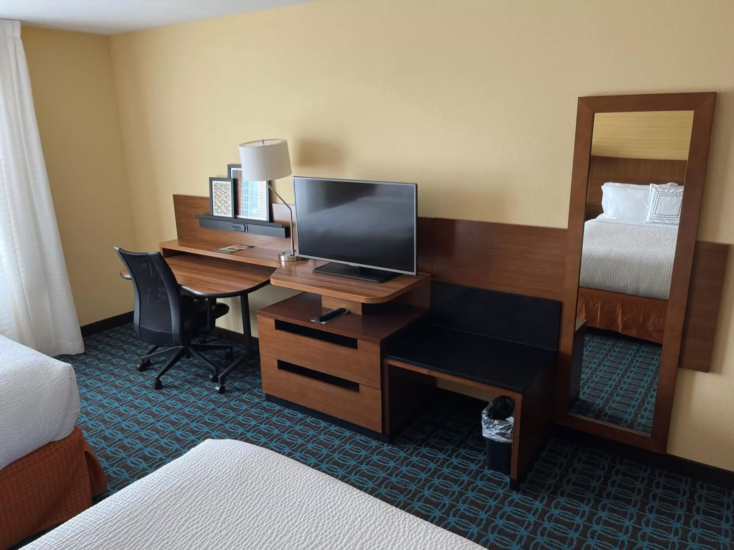 hair dresser, TV/Entertainment Center in Fairfield Inn & Suites by Marriott East Grand Forks