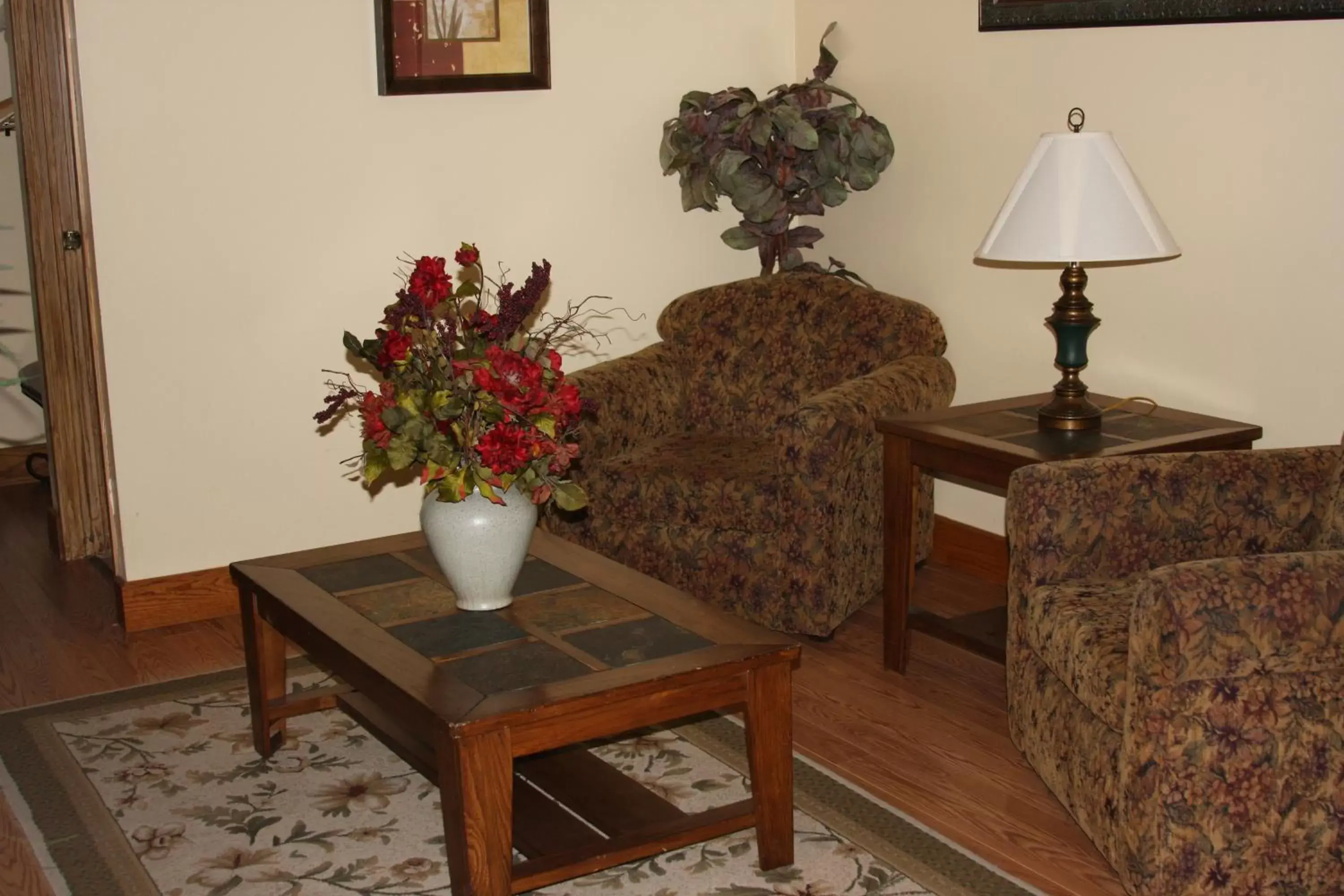 Living room, Seating Area in Gladstone Inn and Suites