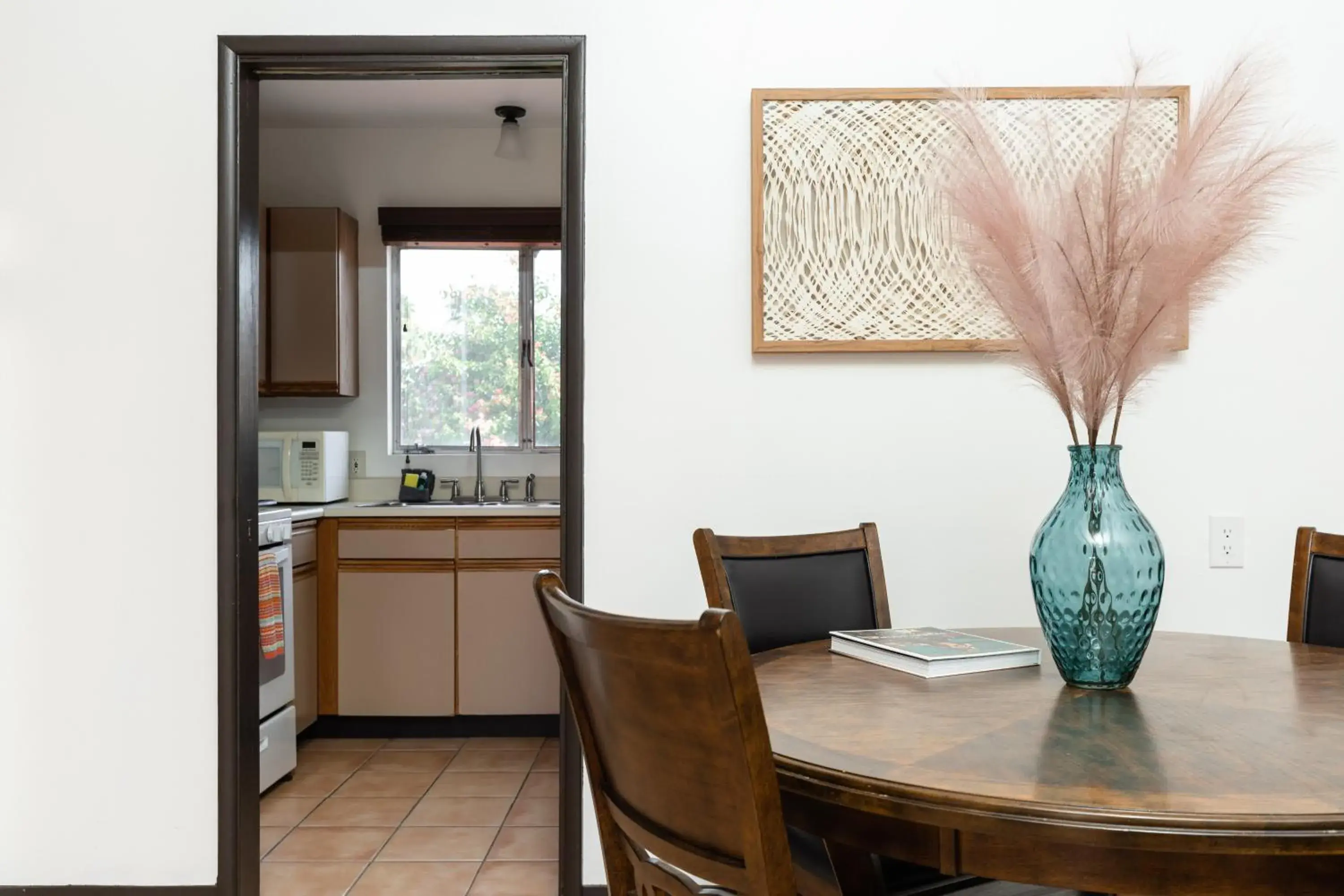 Kitchen or kitchenette, Dining Area in Float Palm Springs