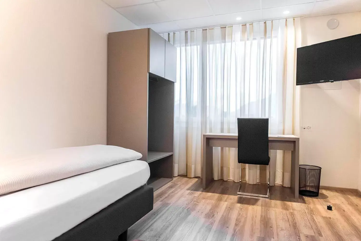 Bedroom, TV/Entertainment Center in Hotel am Kreisel: Self-Service Check-In Hotel