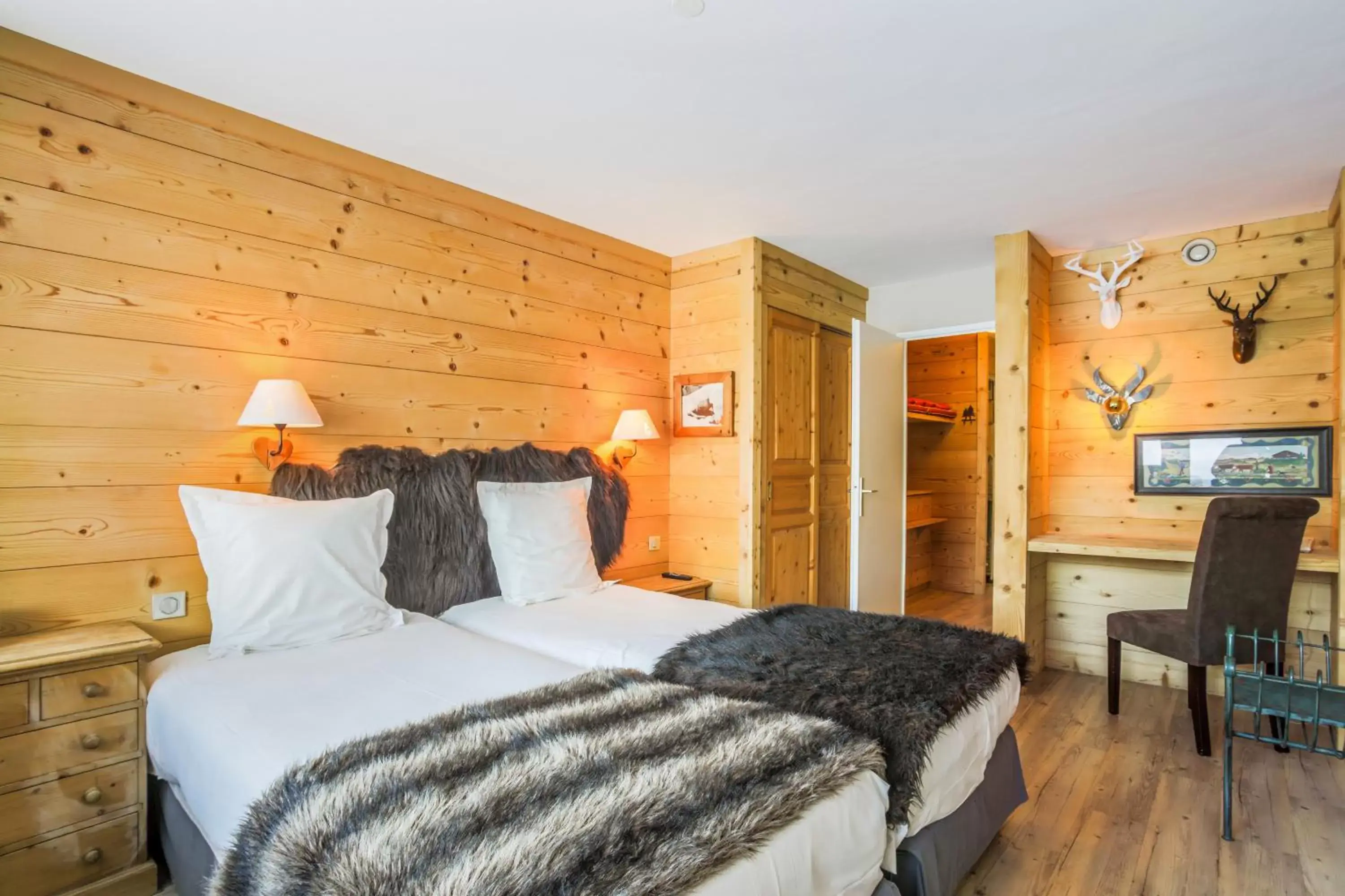 Bedroom, Bed in Hôtel Le Samovar