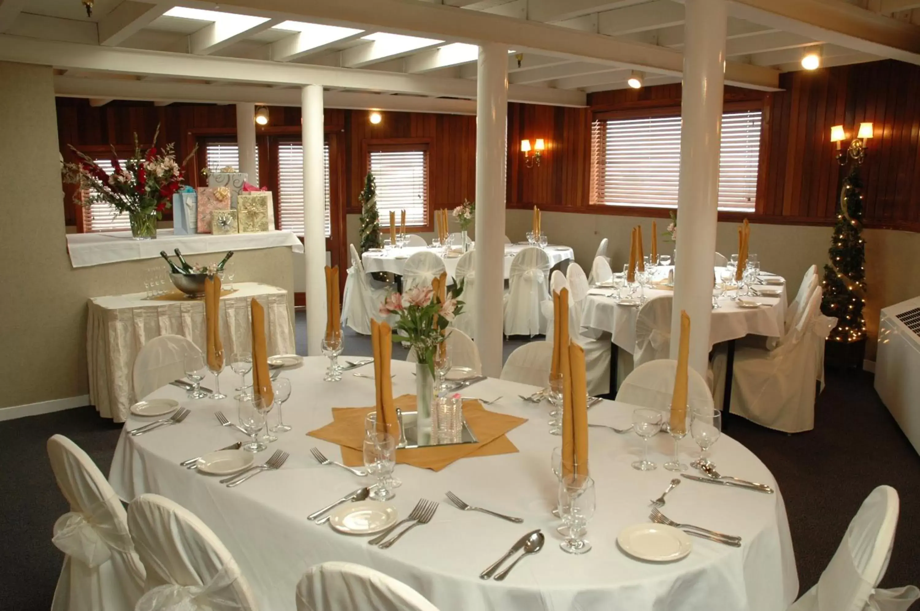Banquet/Function facilities, Restaurant/Places to Eat in Delta King Hotel