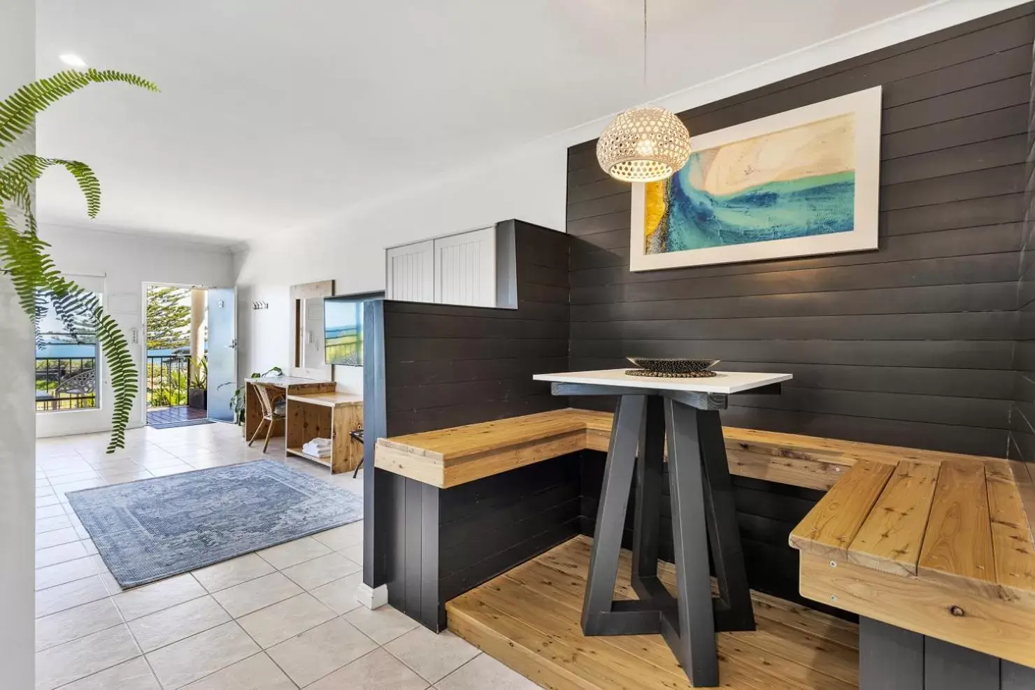 Dining area, Kitchen/Kitchenette in Coast Motel and Apartments