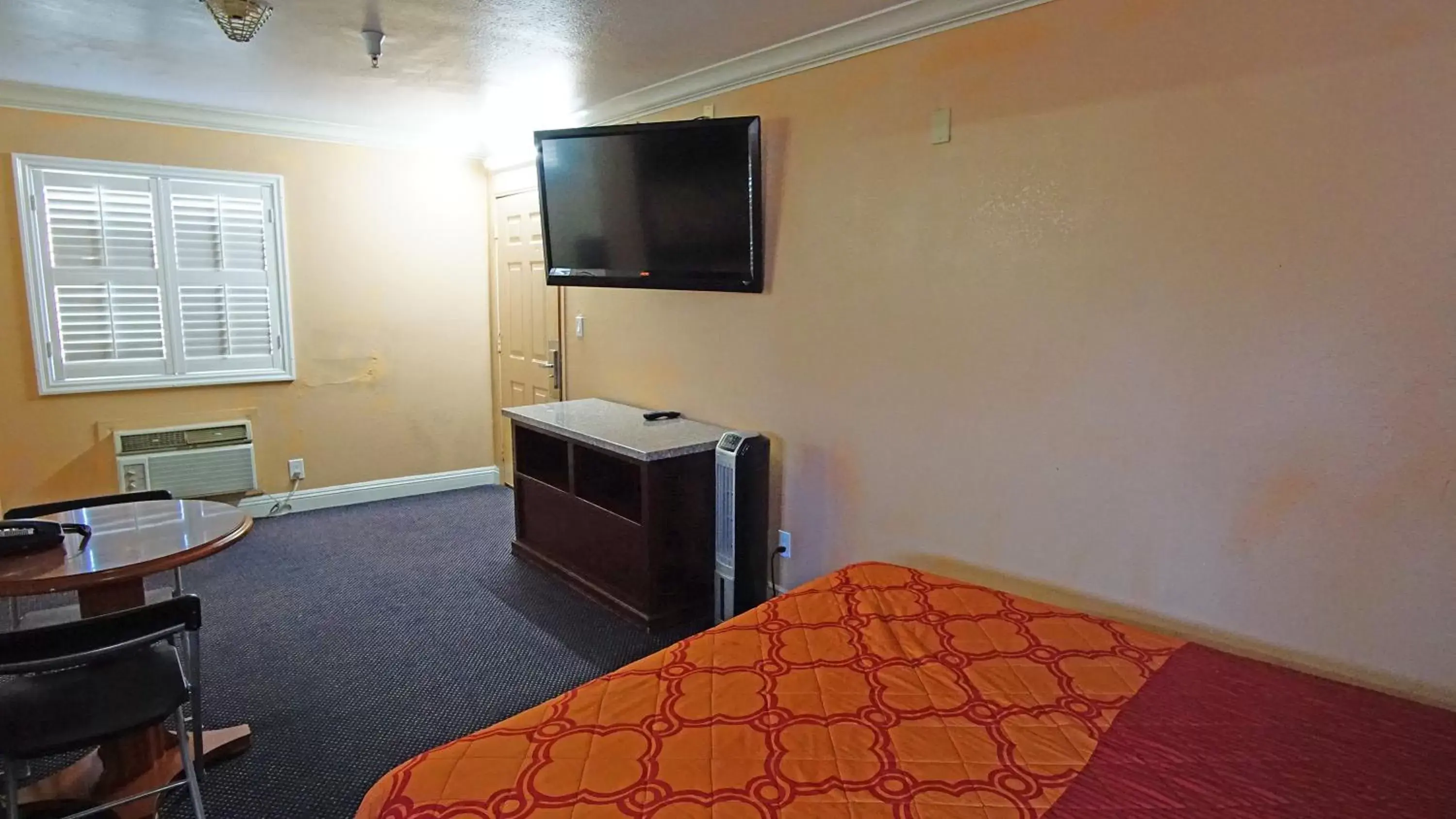 TV/Entertainment Center in Lincoln Motel - Los Angeles, Hollywood Area