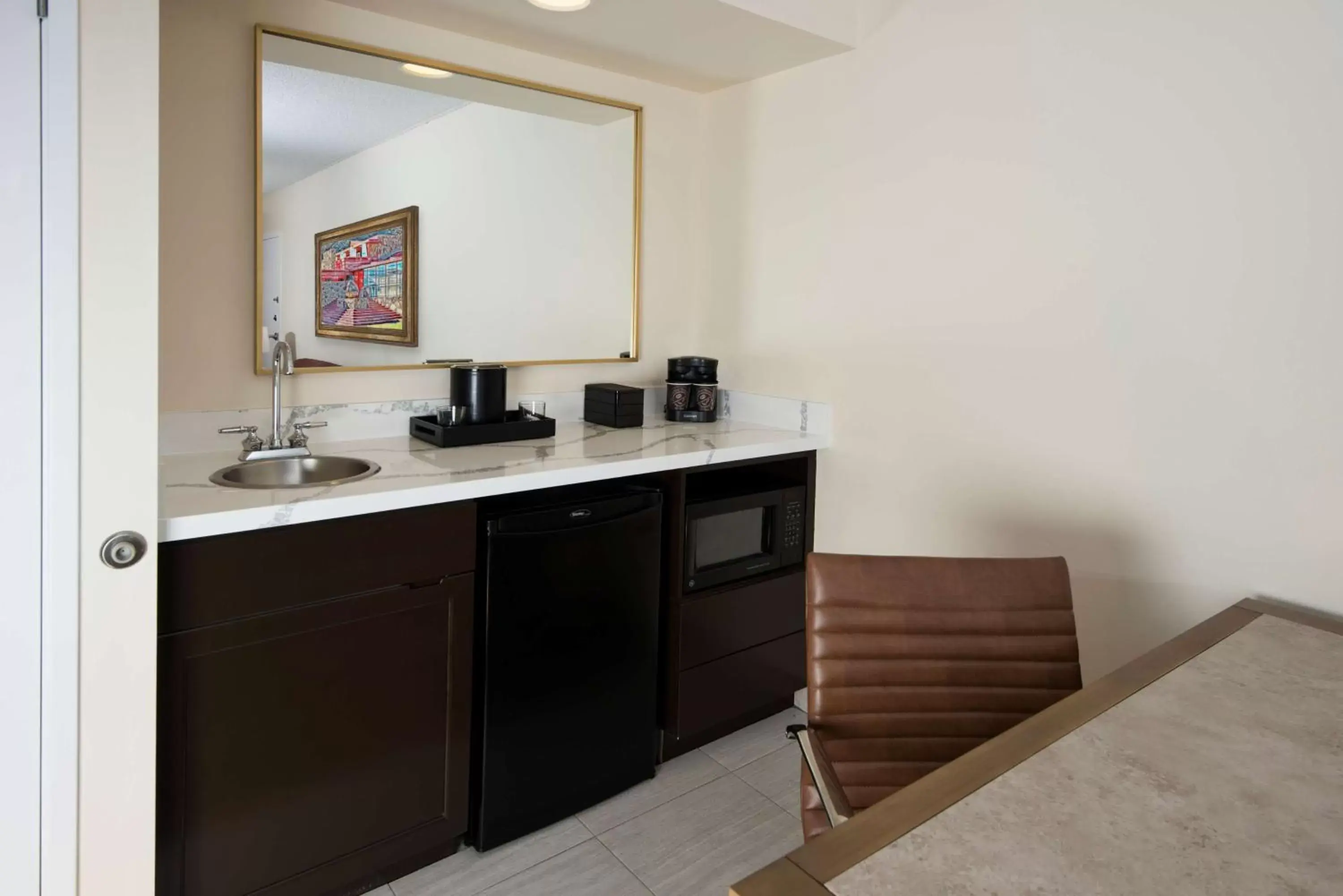 Living room, Kitchen/Kitchenette in Embassy Suites by Hilton Phoenix Scottsdale