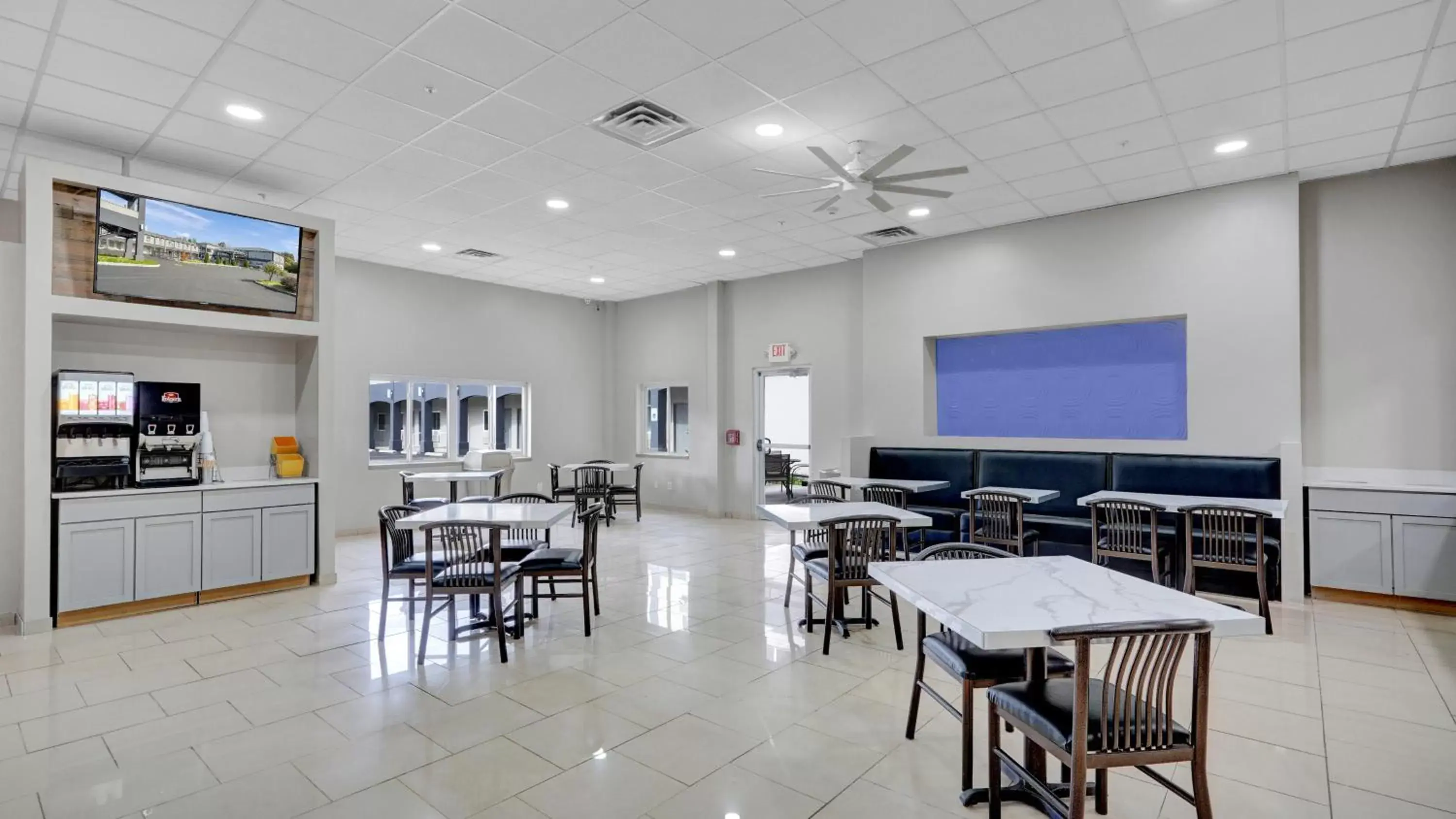 Dining area, Restaurant/Places to Eat in Days Inn & Suites by Wyndham Niagara Falls/Buffalo