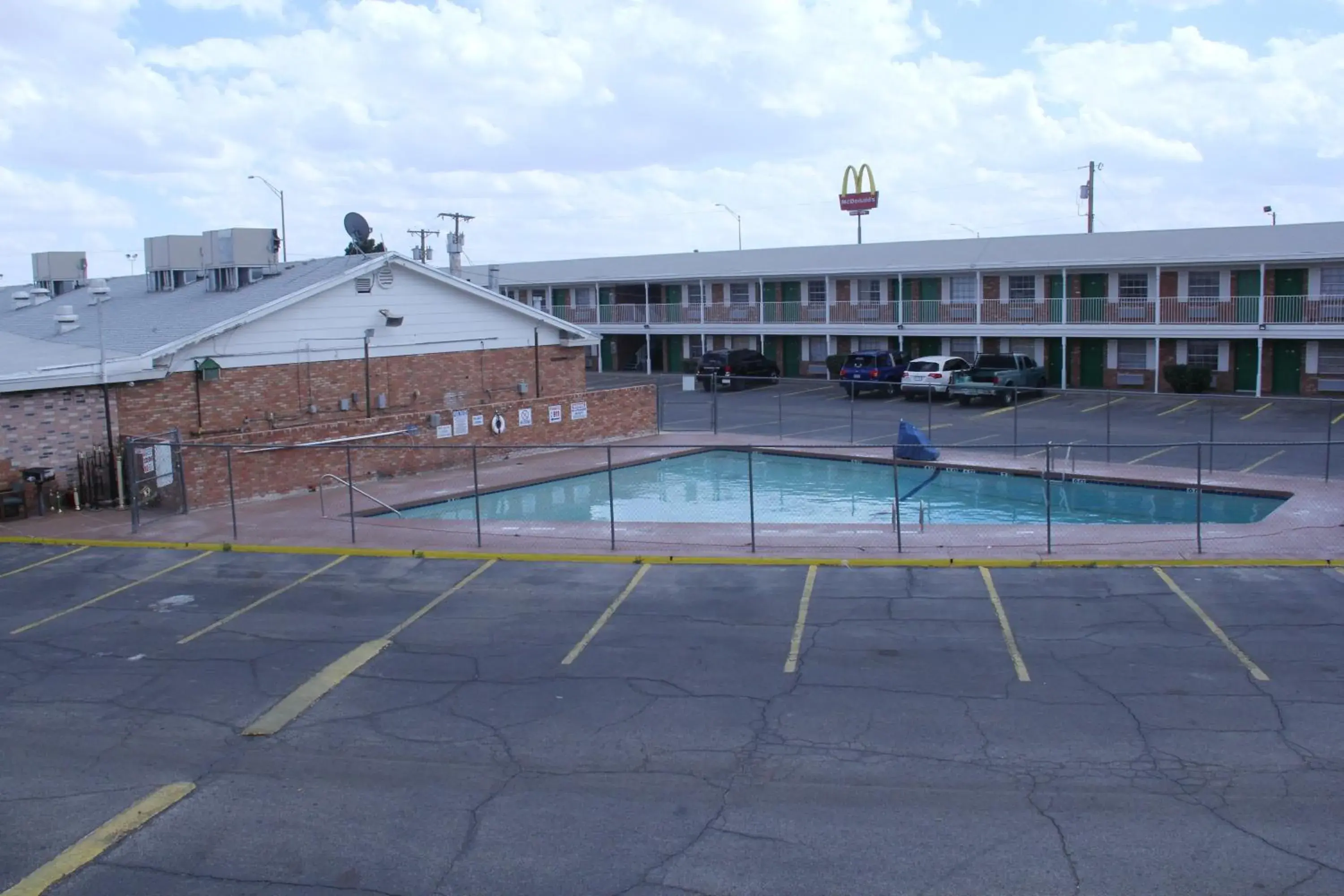 Balcony/Terrace, Swimming Pool in Super Lodge Motel El Paso