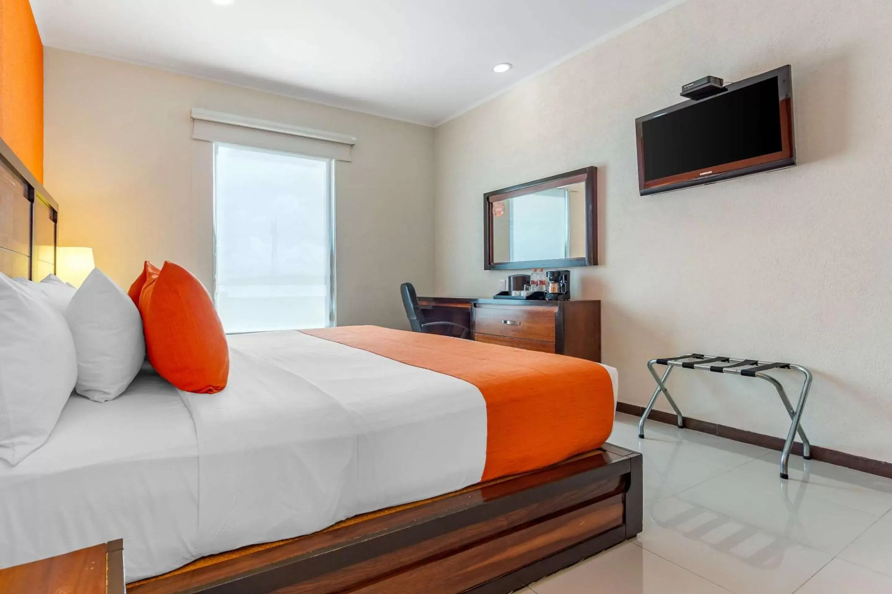 Photo of the whole room, Bed in Comfort Inn Cancún Aeropuerto