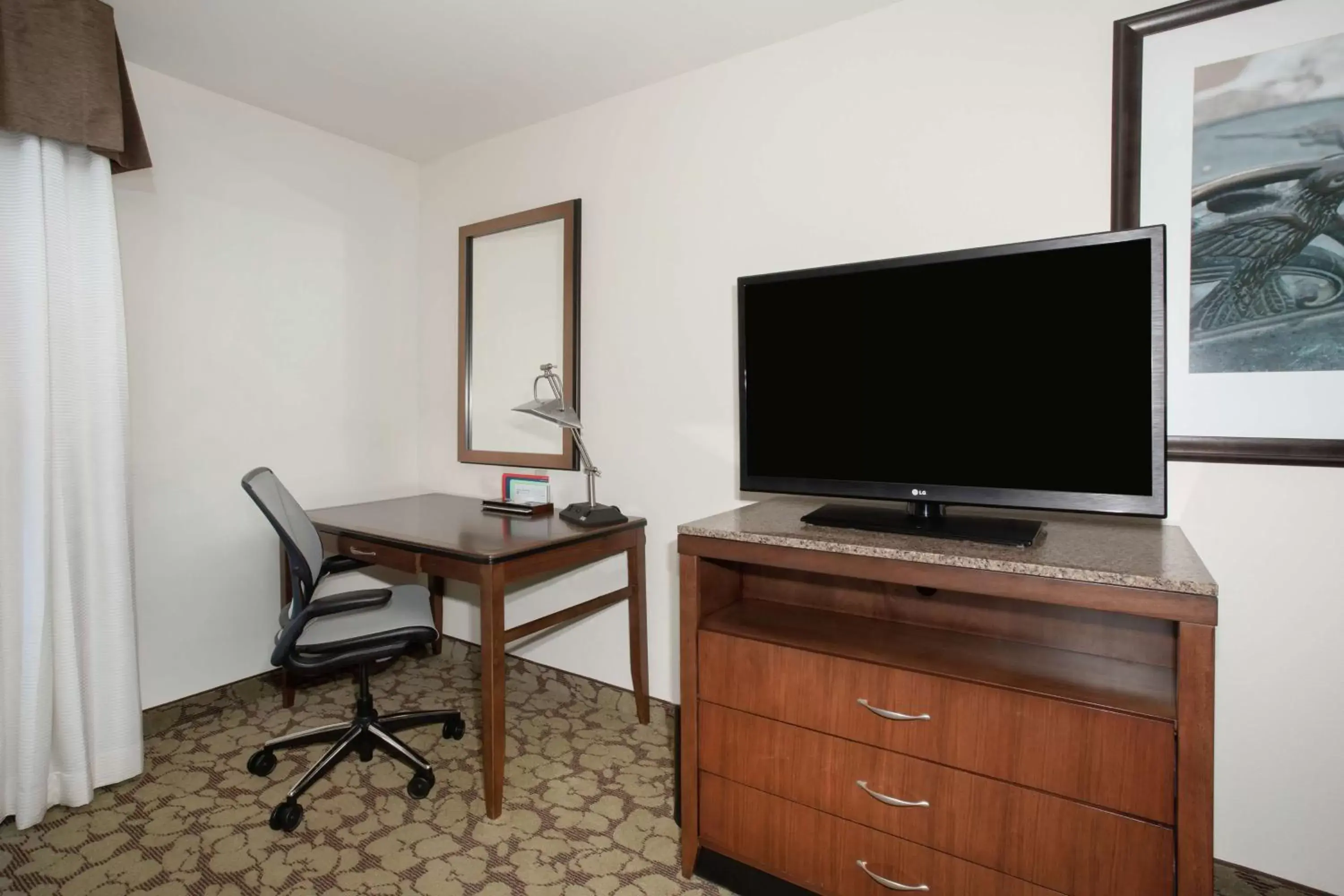 Bedroom, TV/Entertainment Center in Hilton Garden Inn Lincoln Downtown/Haymarket