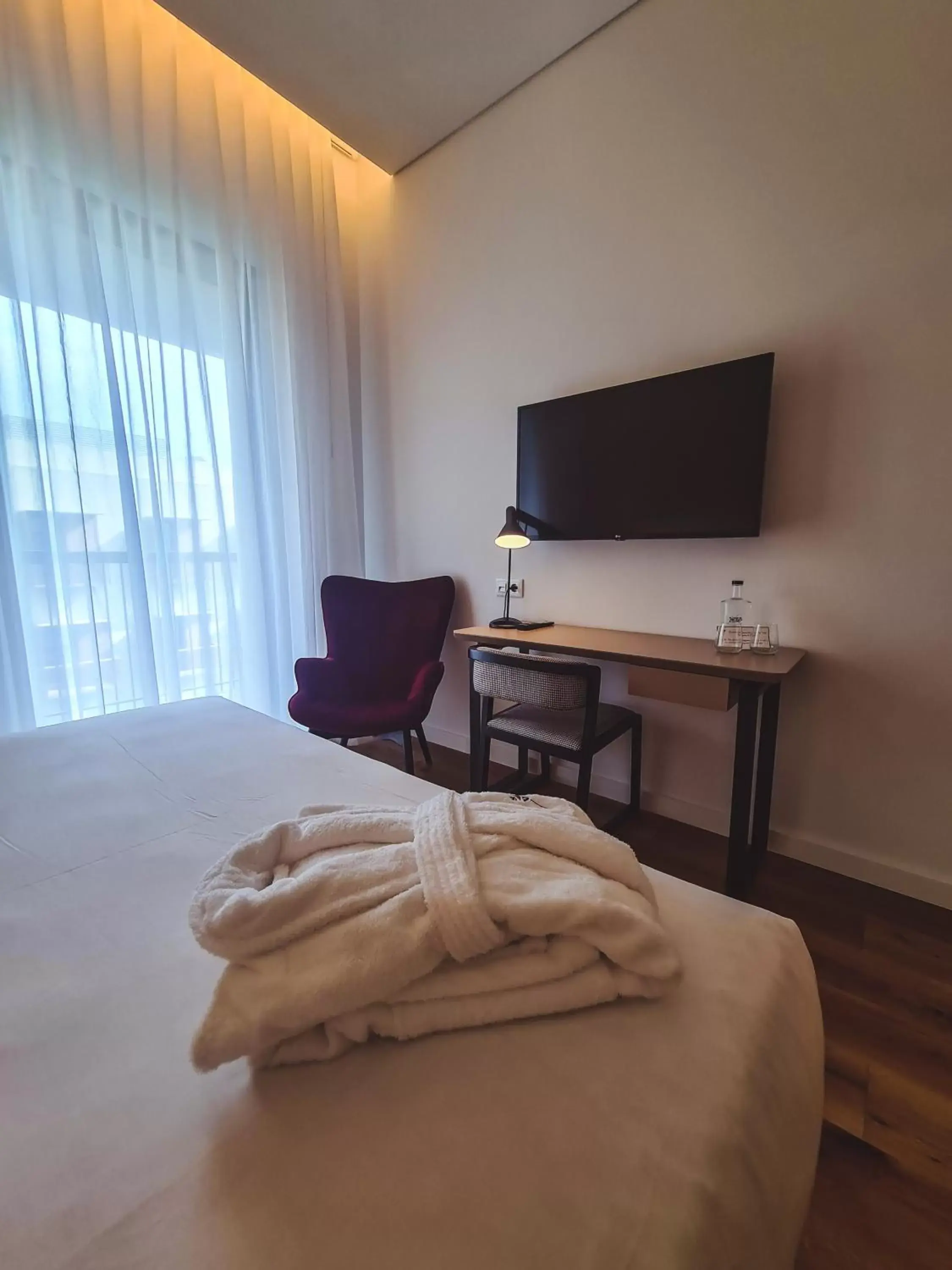 Bed, TV/Entertainment Center in Sines Sea View Business & Leisure Hotel