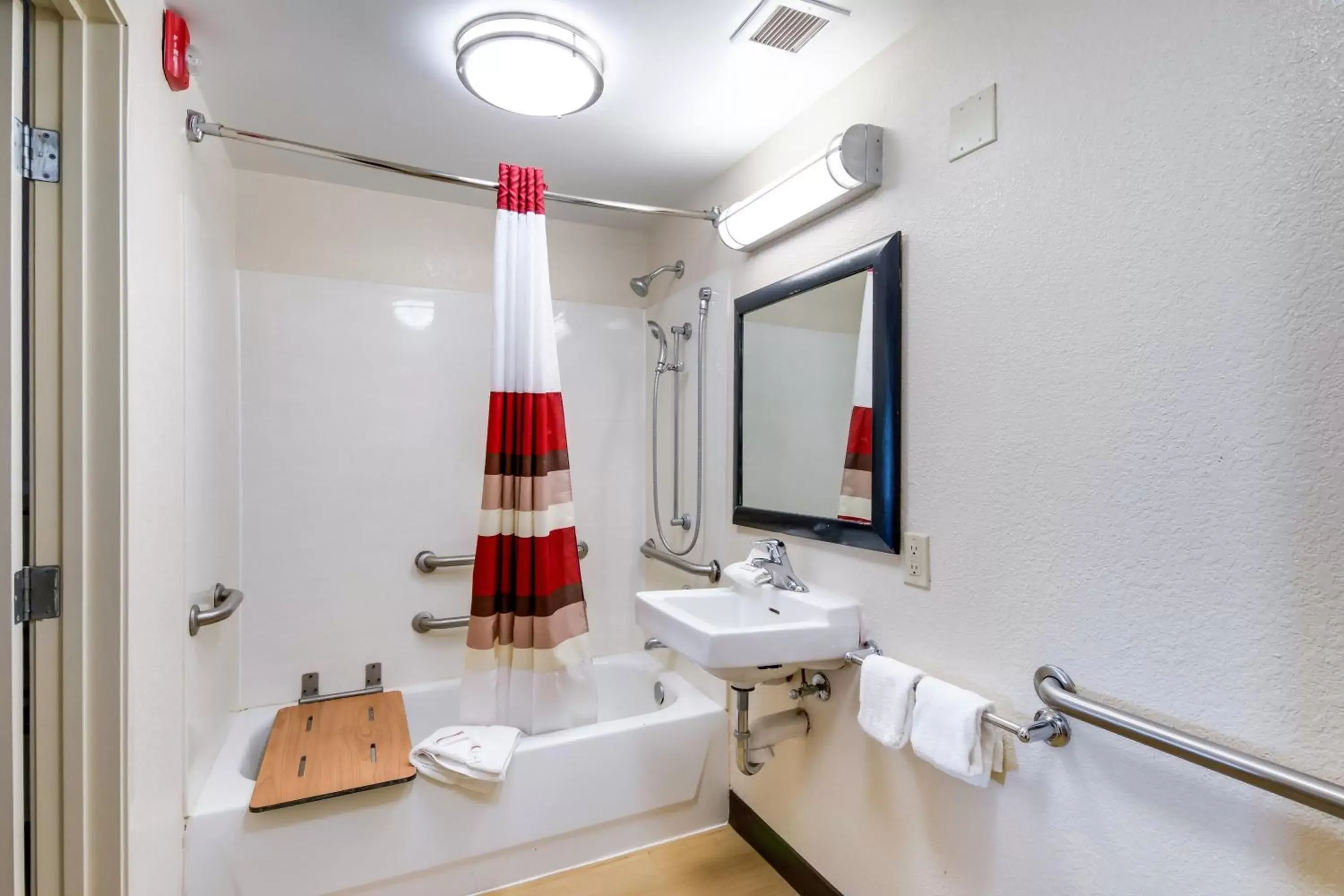 Bathroom in Red Roof Inn Laredo