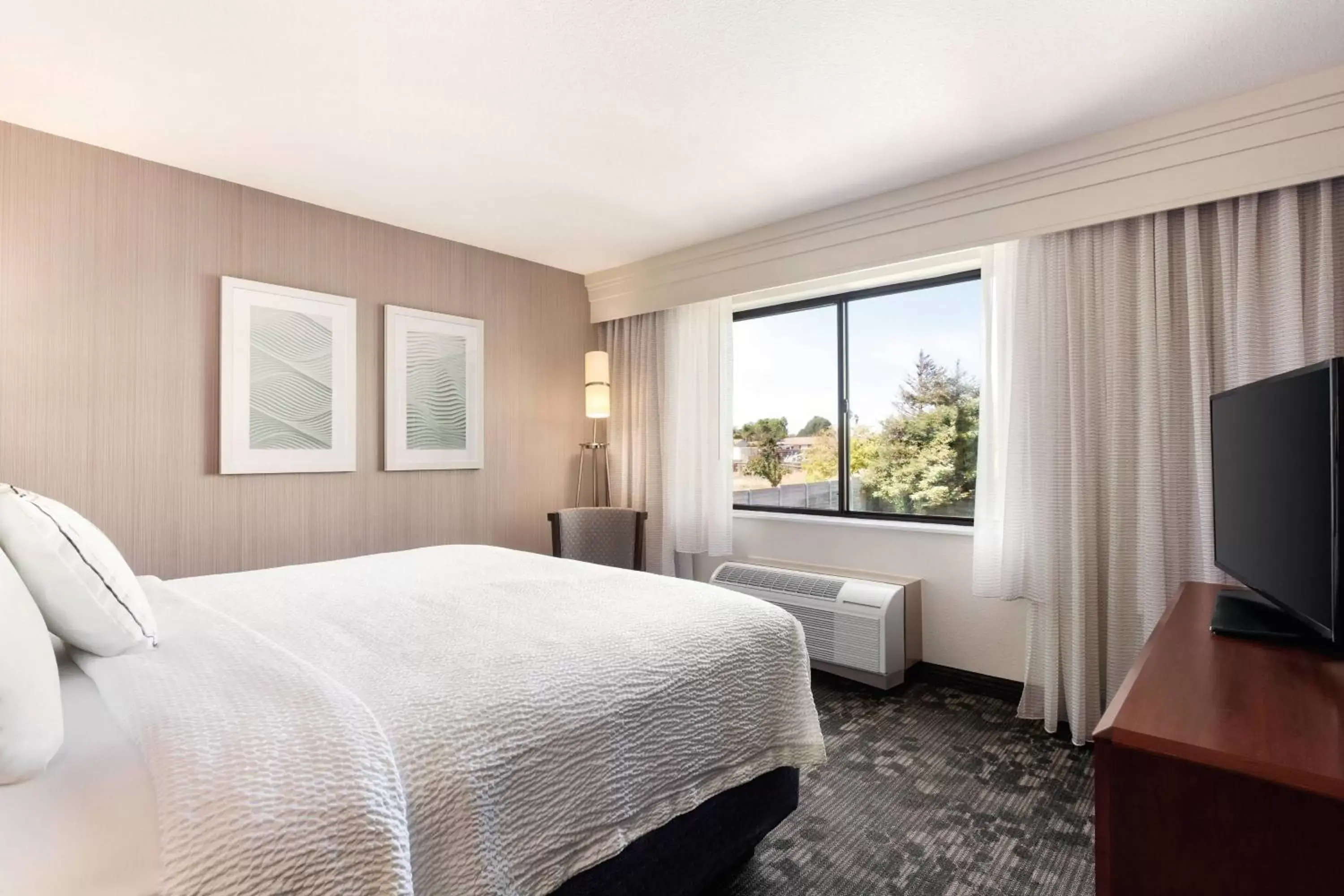 Bedroom, Bed in Courtyard By Marriott Salinas Monterey