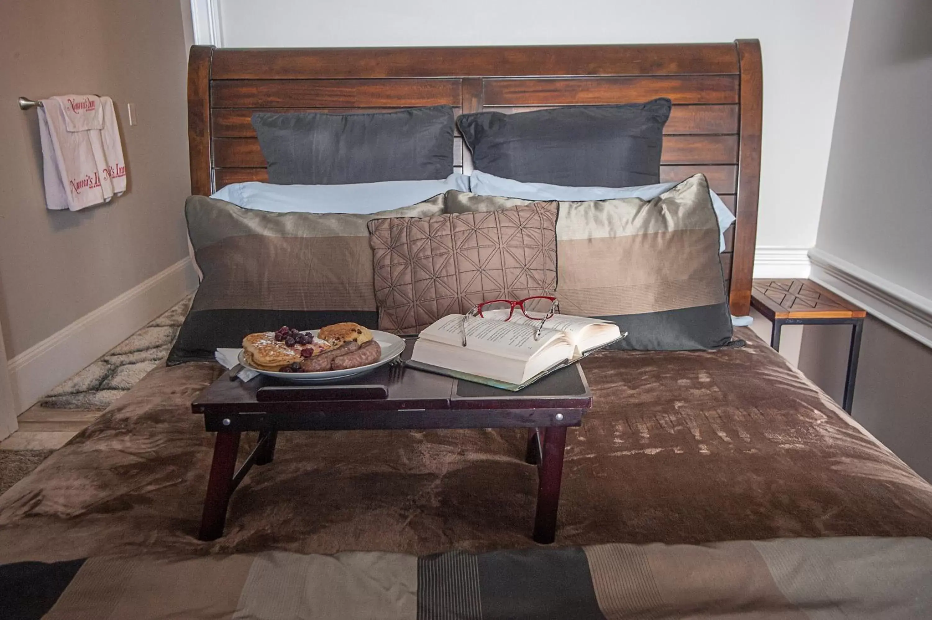 Bed in Naomi's Inn Bed & Breakfast