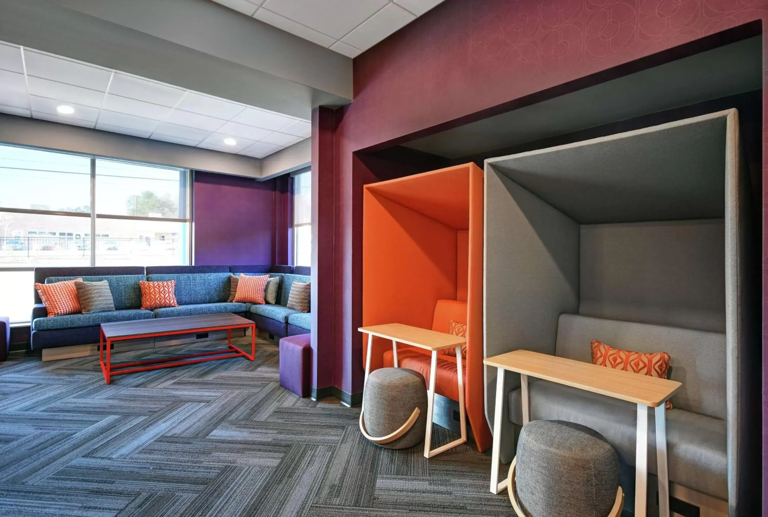 Communal lounge/ TV room, Bed in Tru By Hilton Burlington Communal lounge/ TV room, Bed in Tru By Hilton Burlington