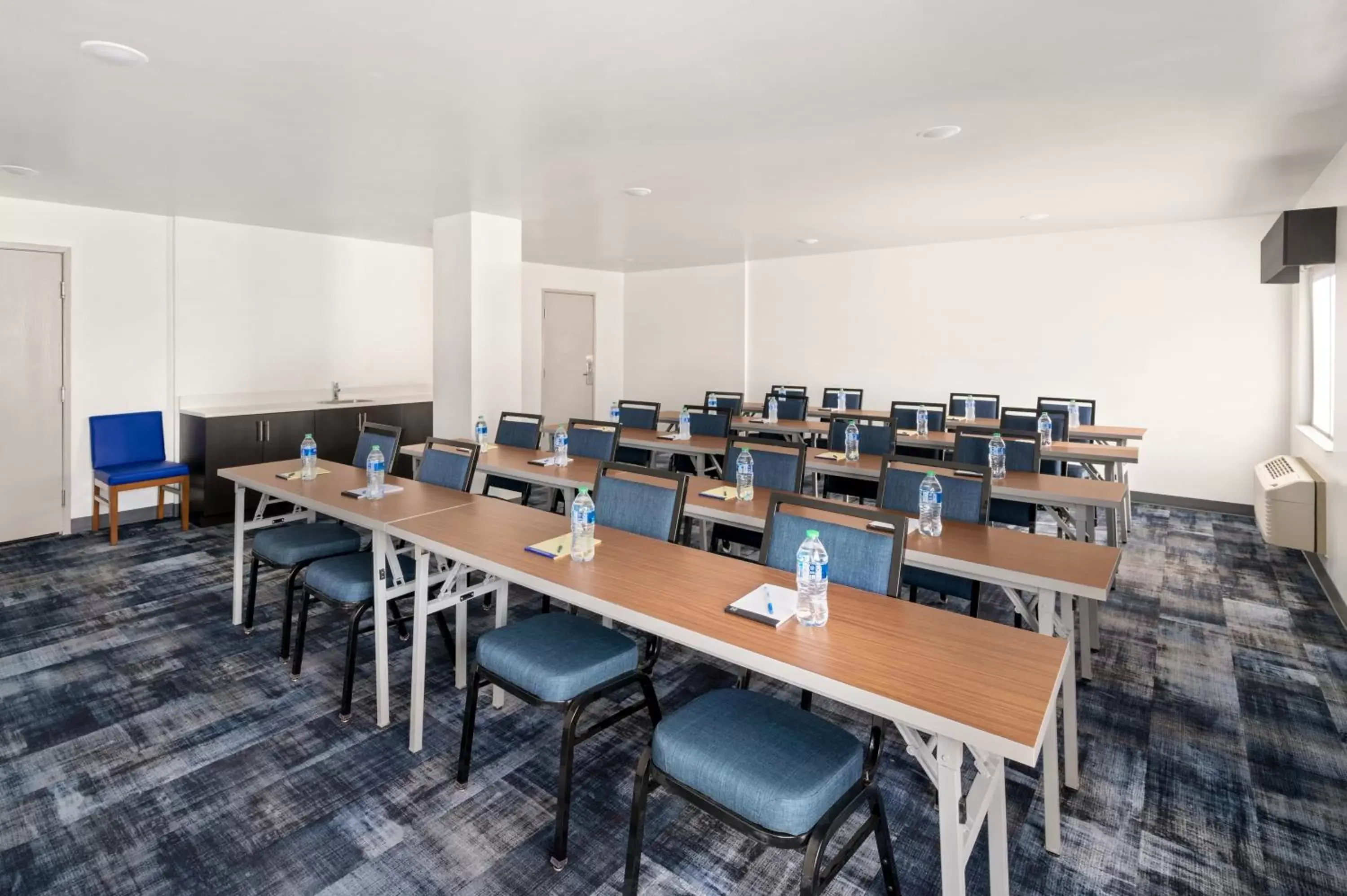 Meeting/conference room in La Quinta Inn by Wyndham Columbus Dublin