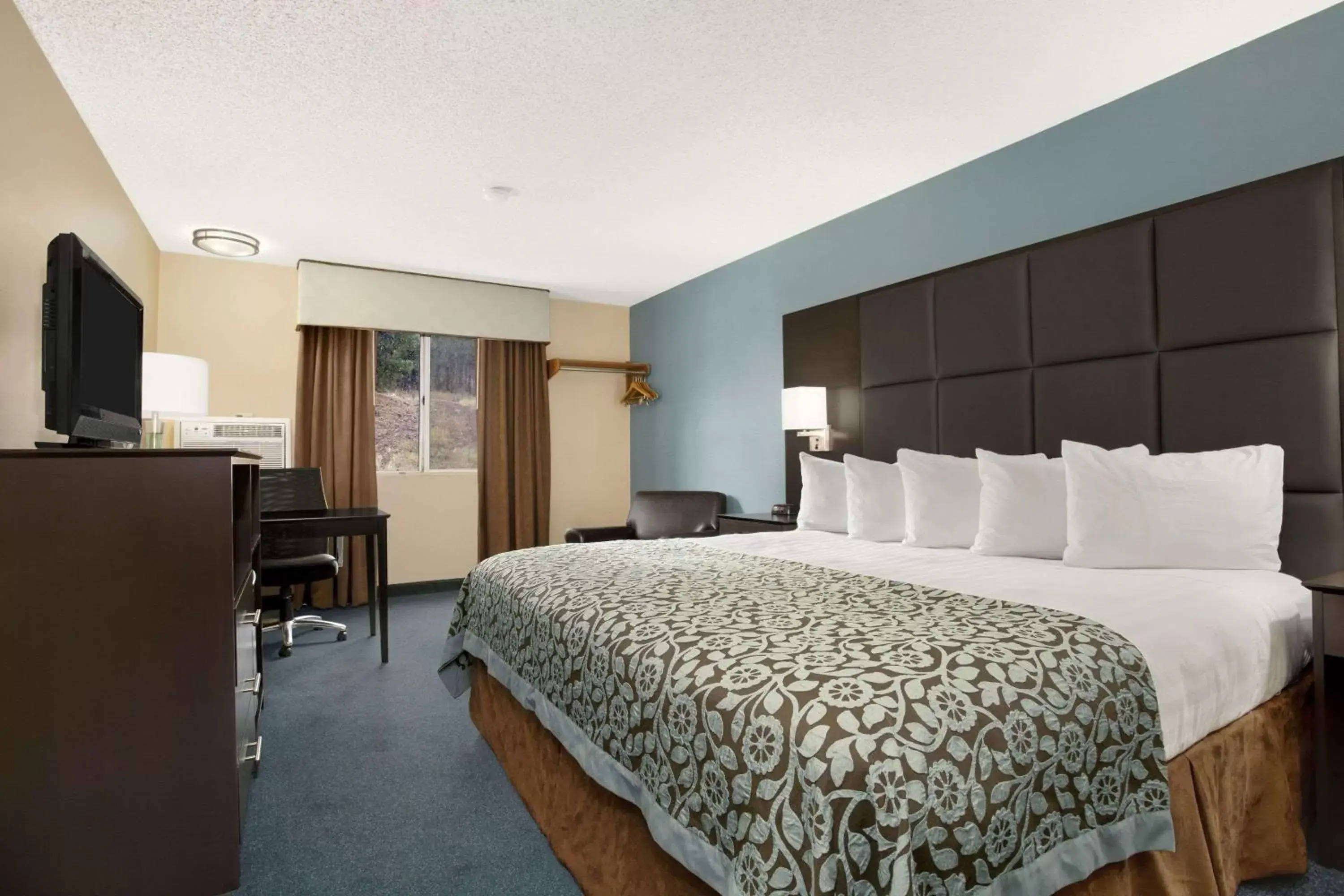 Photo of the whole room, Bed in Days Inn by Wyndham Williams