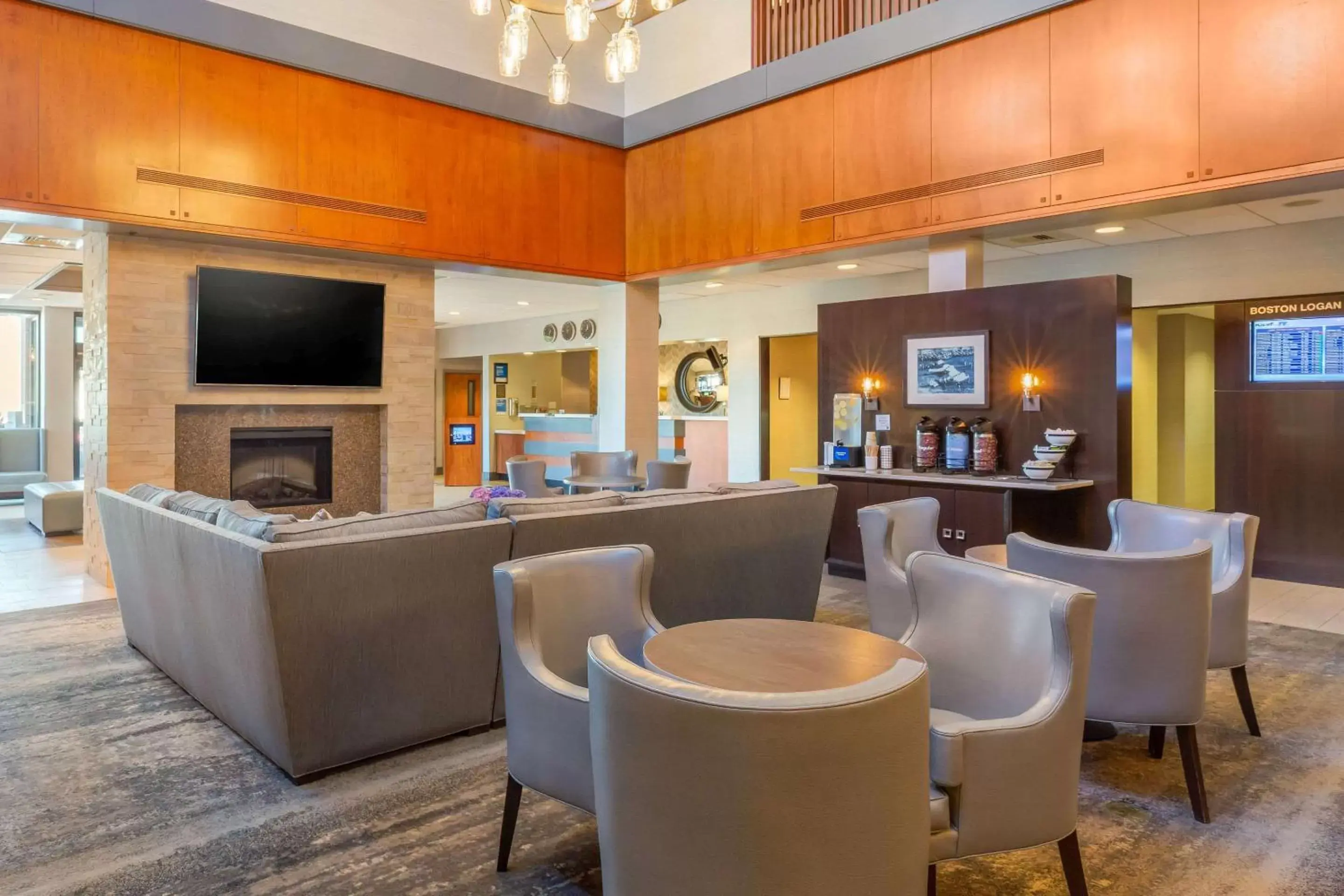 Lobby or reception, Lounge/Bar in Comfort Inn & Suites Logan International Airport