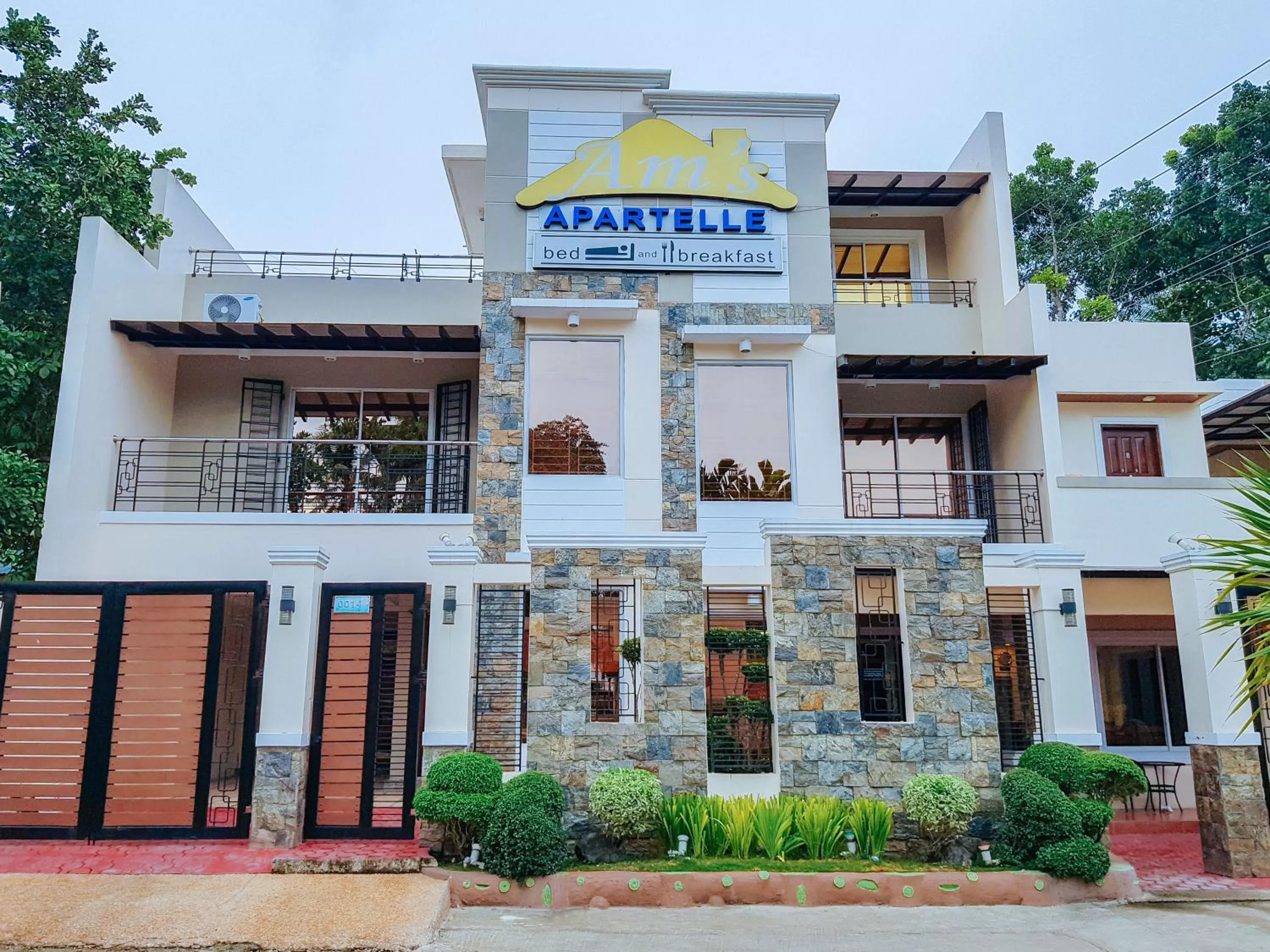 Property building in RedDoorz @ Caimito Drive Dampas