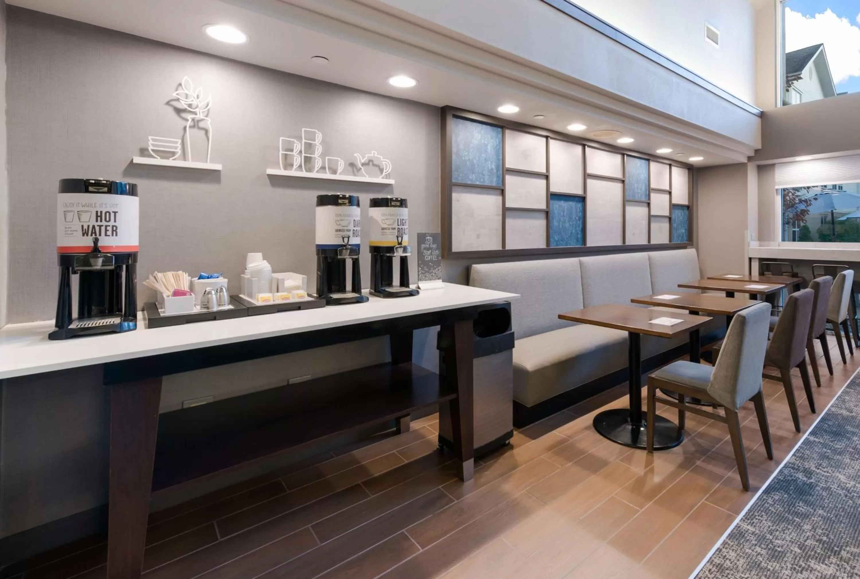 Breakfast in Hampton Inn & Suites Chicago-Hoffman Estates