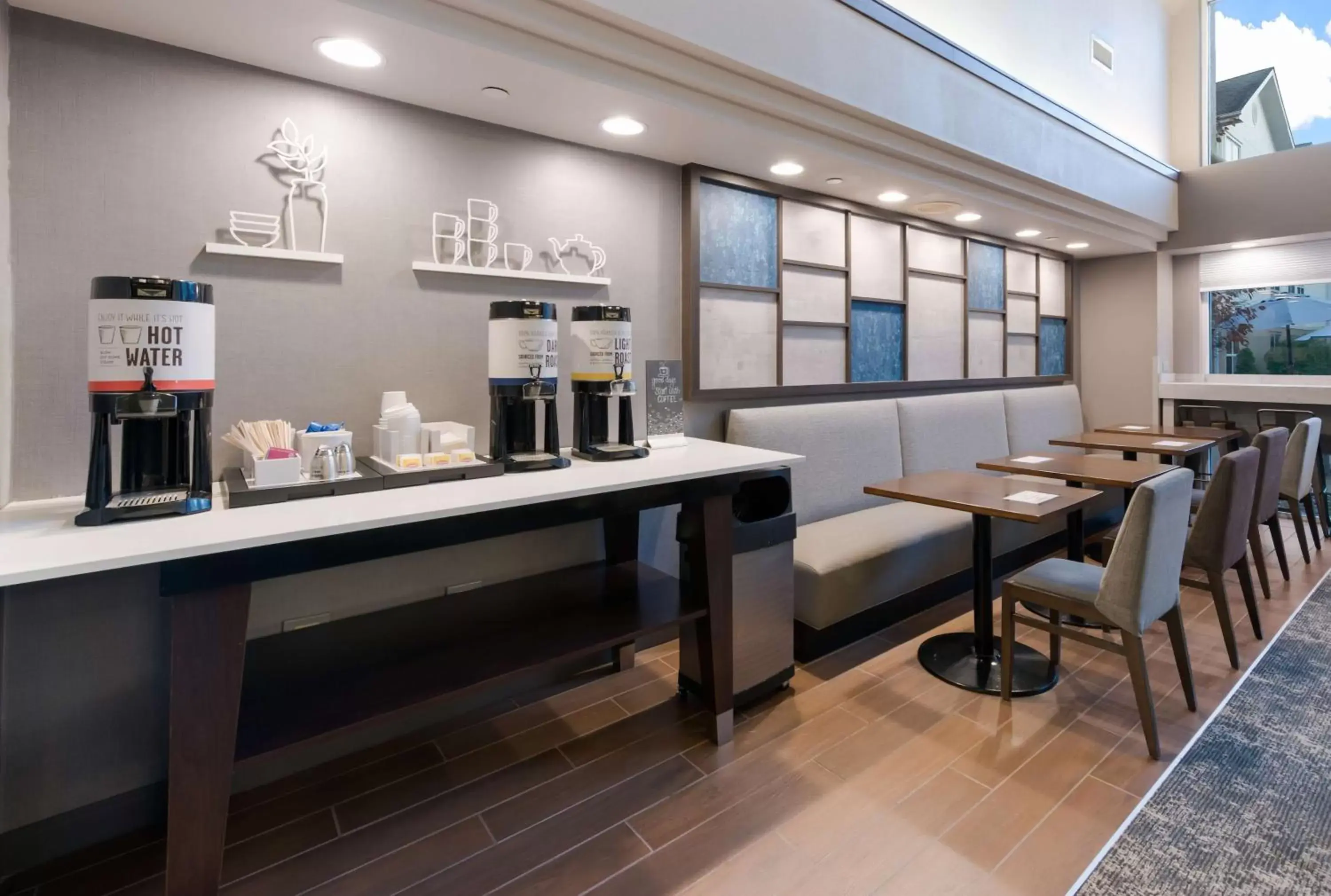 Breakfast in Hampton Inn & Suites Chicago-Hoffman Estates Breakfast in Hampton Inn & Suites Chicago-Hoffman Estates