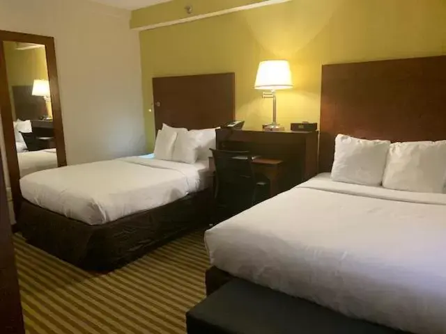 Photo of the whole room, Bed in Comfort Inn Downtown DC/Convention Center