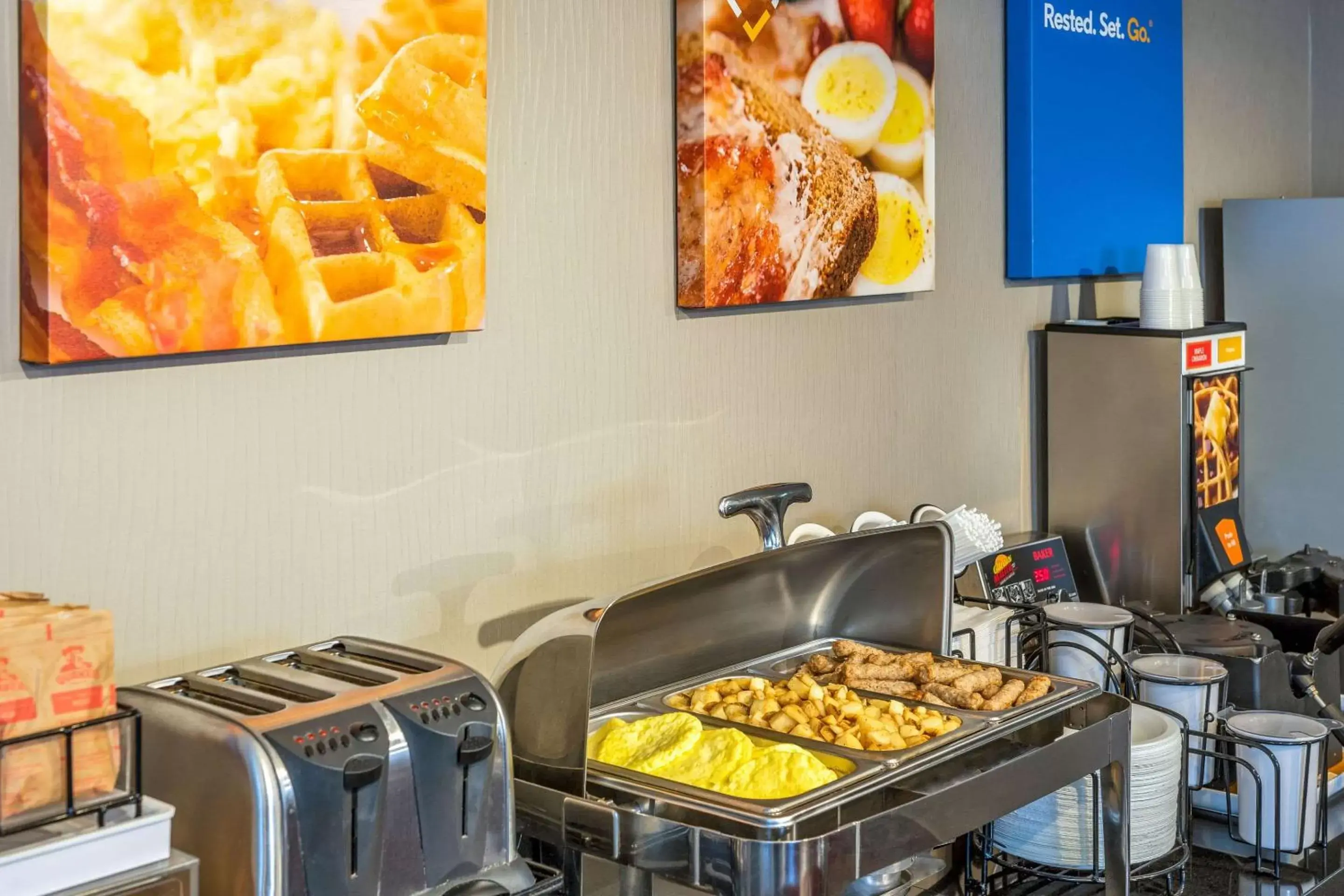 Restaurant/places to eat, Kitchen/Kitchenette in Comfort Inn Winnipeg Airport