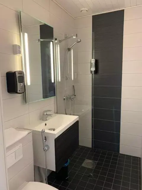 Bathroom in Hotel CityHovi
