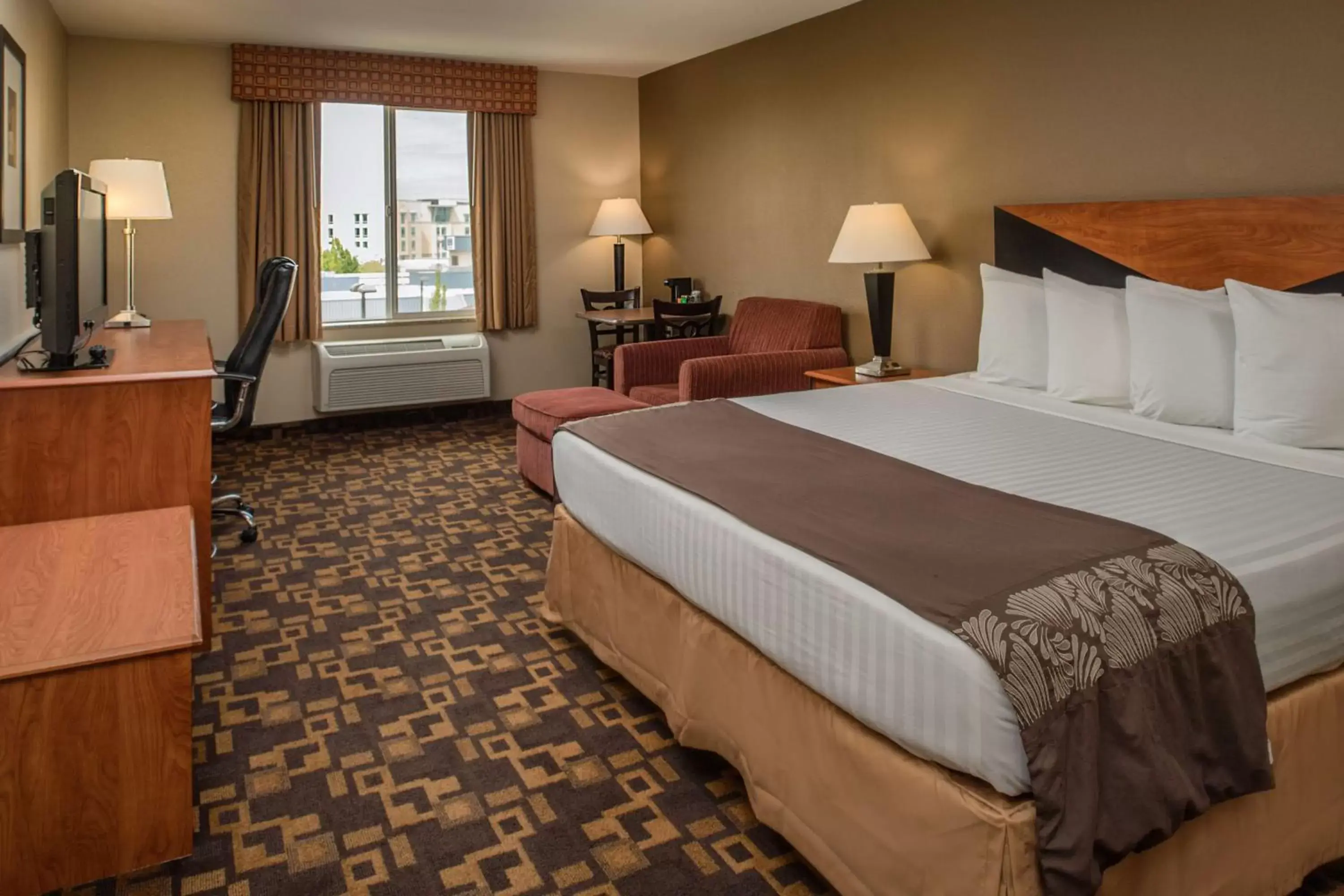 Bedroom, Bed in SureStay Plus Hotel by Best Western Kennewick Tri-Cities