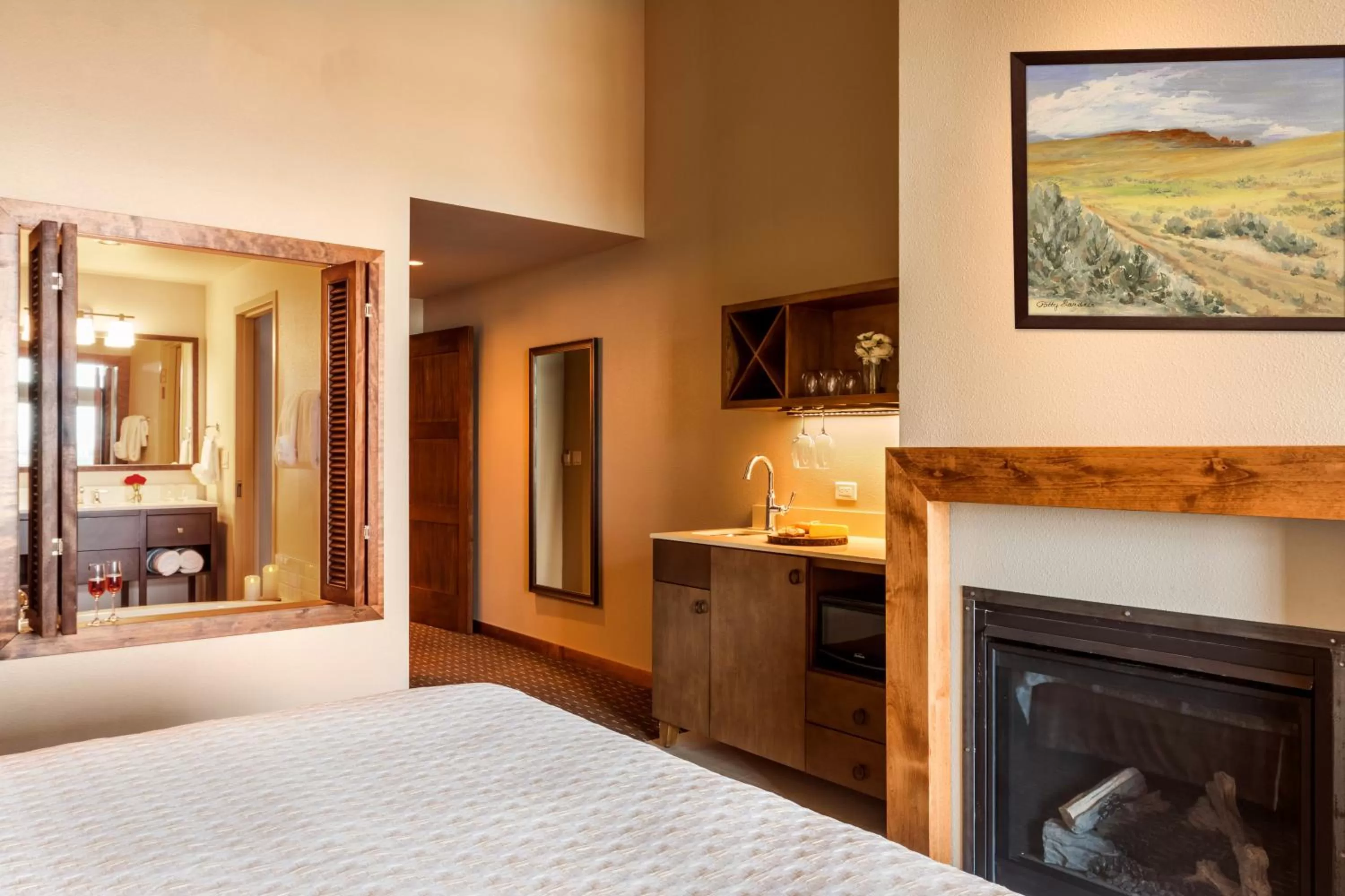 Photo of the whole room, Bed in The Lodge at Columbia Point